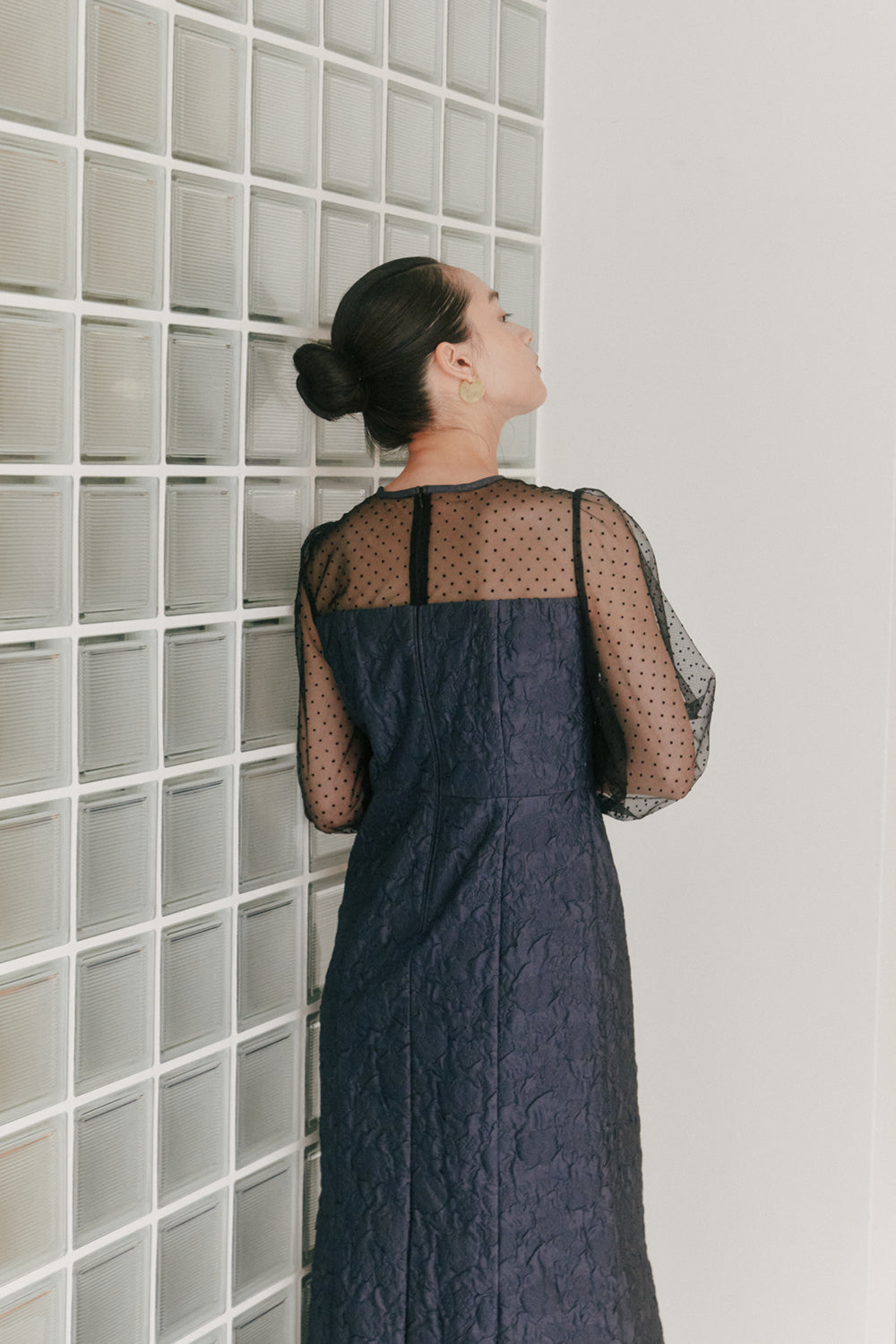 kaene エンボスフラワードットミックスドレス / 100979 | モデル身長163cm 着用サイズ36