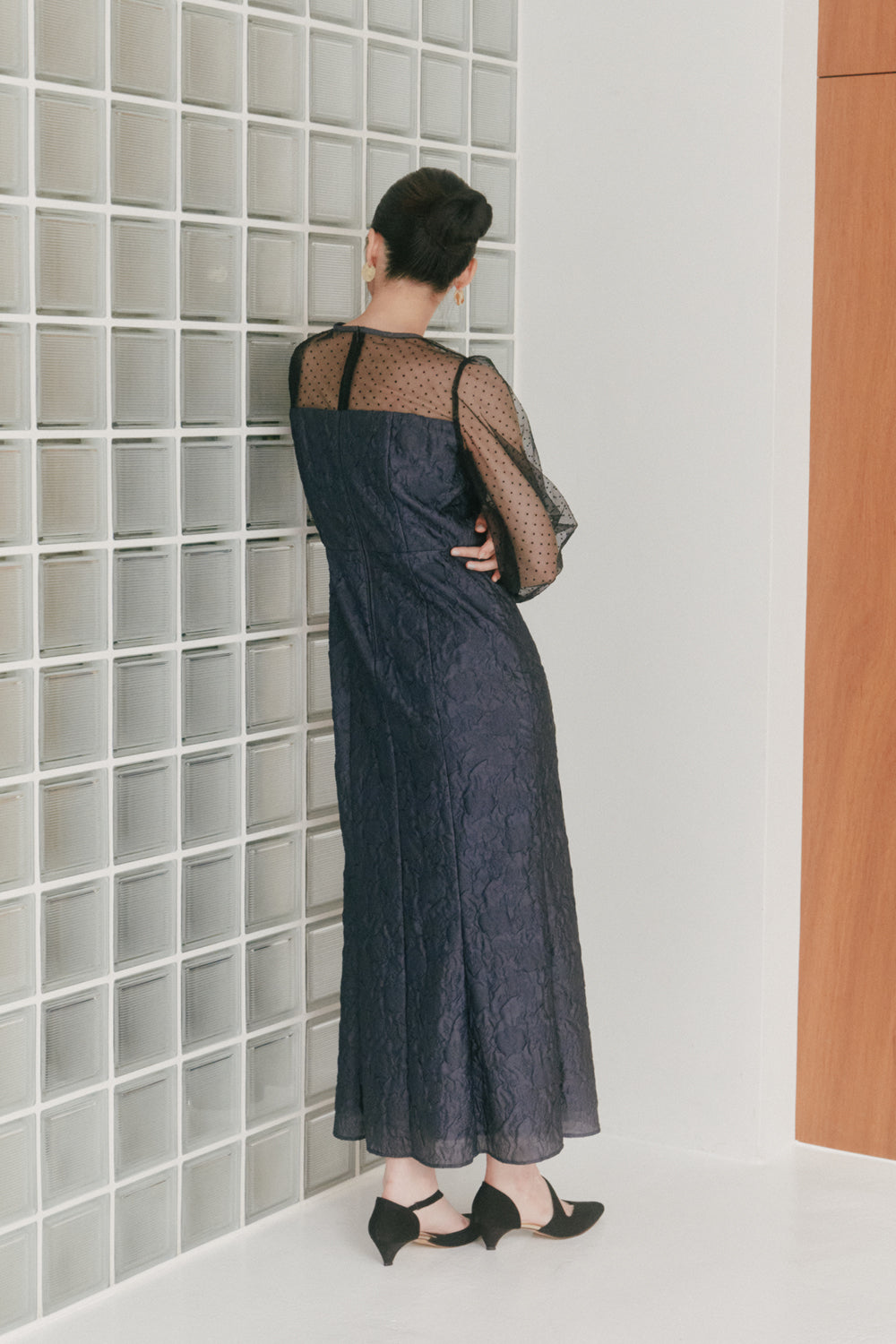 kaene エンボスフラワードットミックスドレス / 100979 | モデル身長163cm 着用サイズ36
