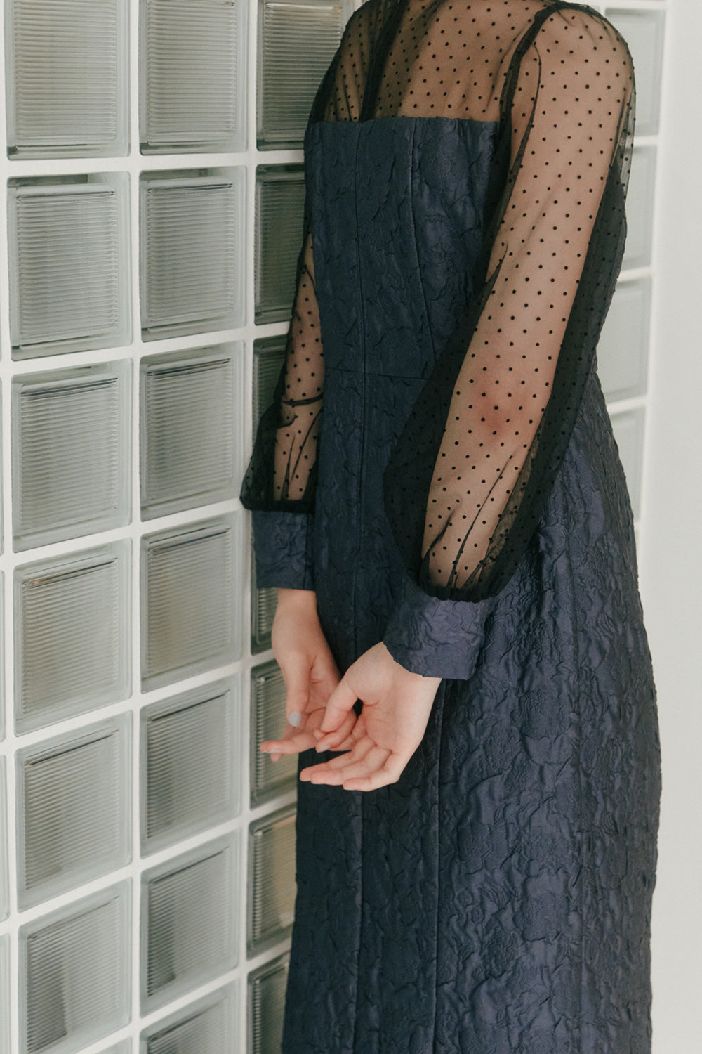 kaene エンボスフラワードットミックスドレス / 100979 | モデル身長163cm 着用サイズ36