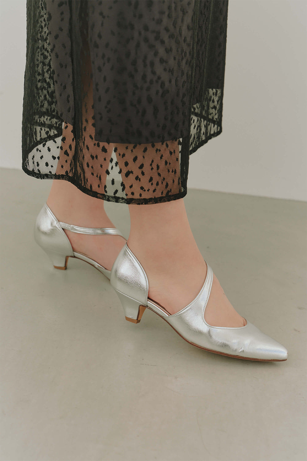 kaene アシメストラップパンプス / 050018 | silver着用