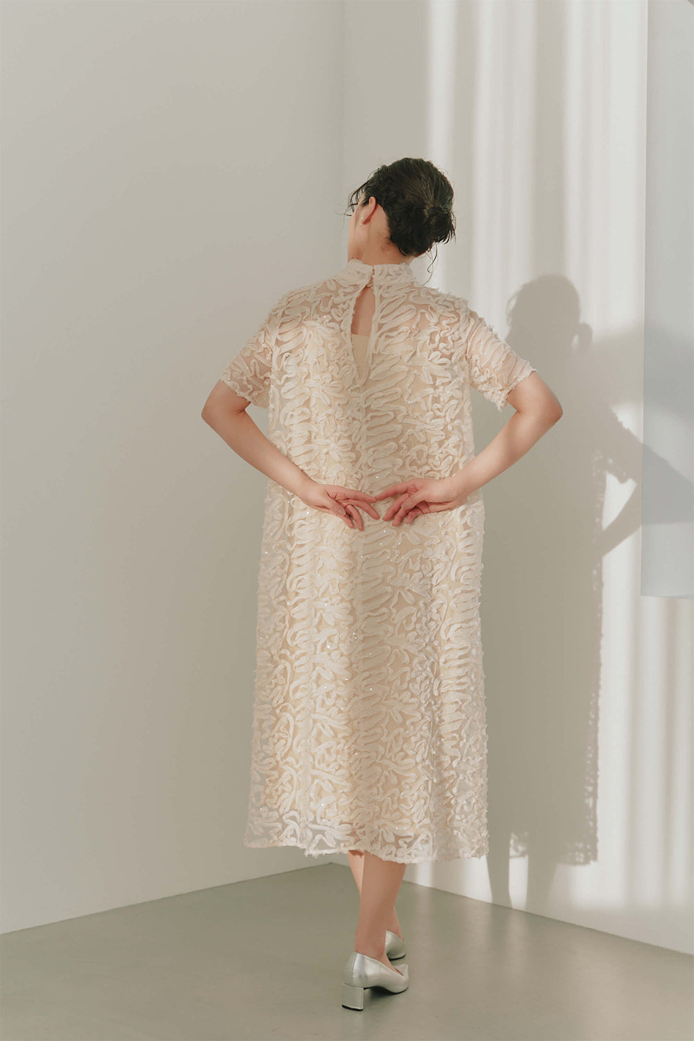 kaene テープエンブロイダリースパンコールドレス / 101051 | モデル身長166cm 着用サイズ36
