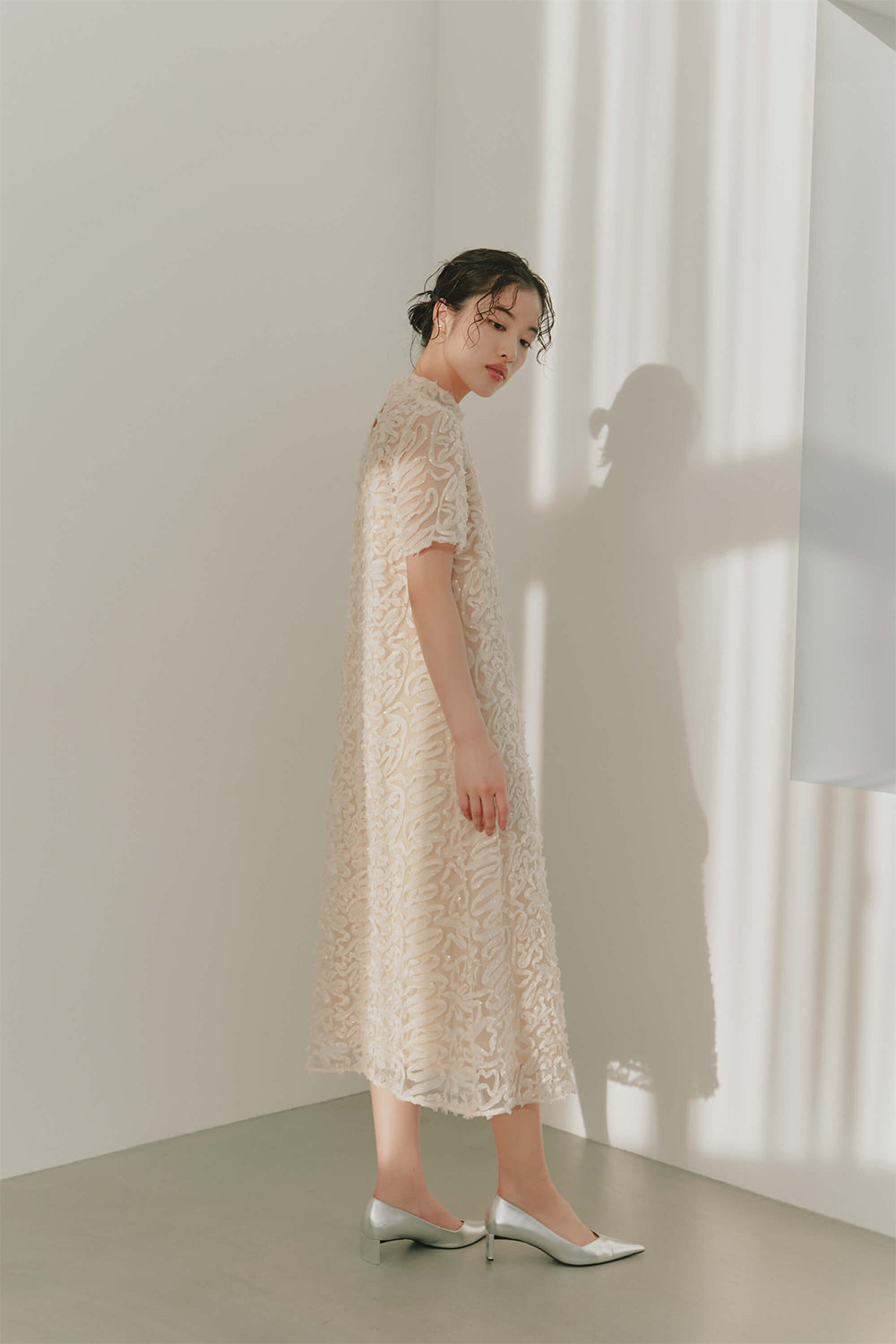 kaene テープエンブロイダリースパンコールドレス / 101051 | モデル身長166cm 着用サイズ36