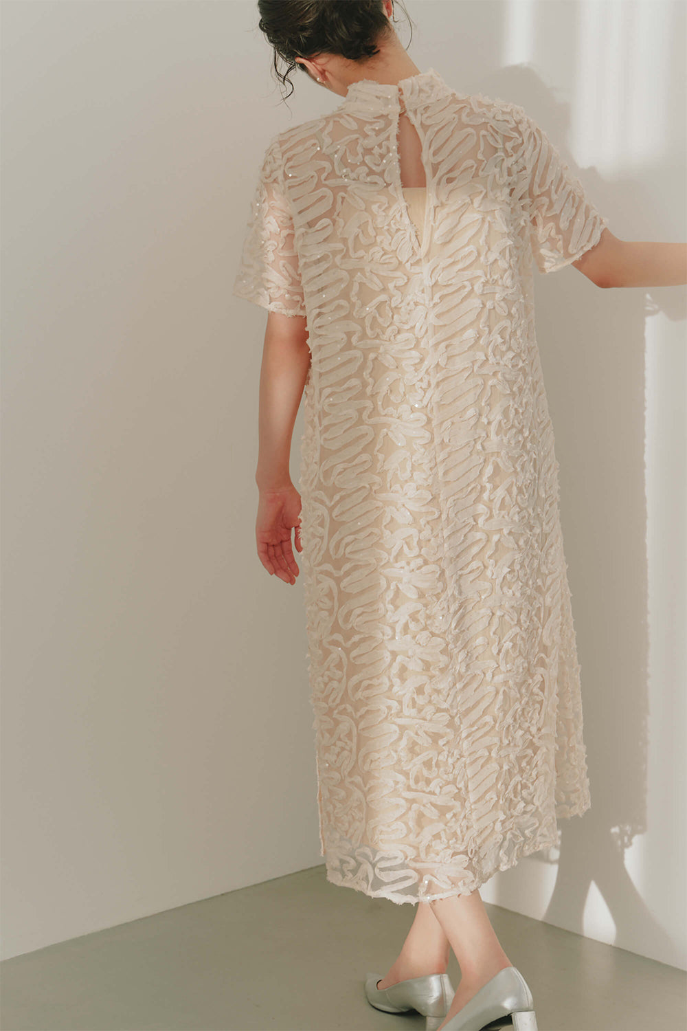 kaene テープエンブロイダリースパンコールドレス / 101051 | モデル身長166cm 着用サイズ36