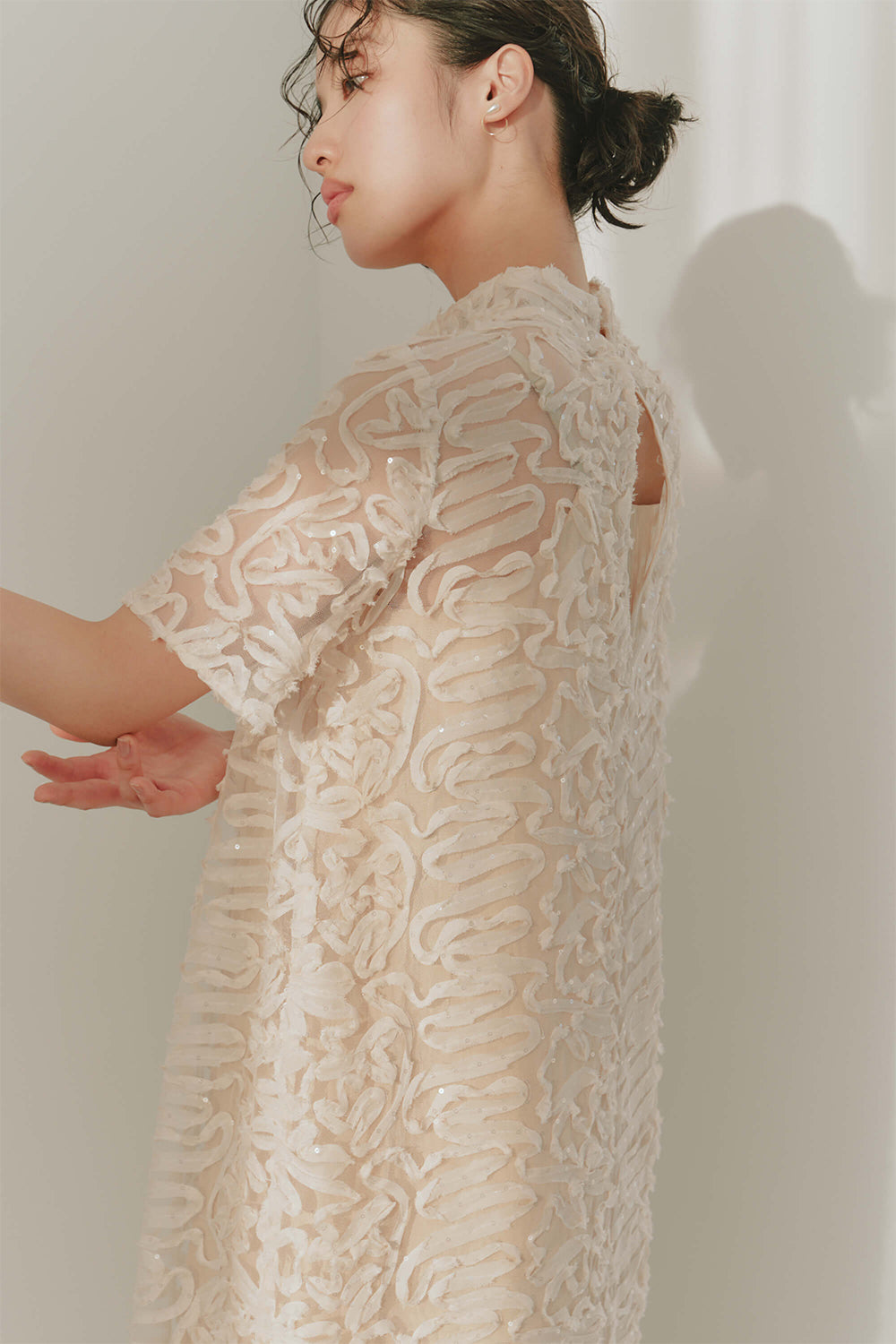 kaene テープエンブロイダリースパンコールドレス / 101051 | モデル身長166cm 着用サイズ36