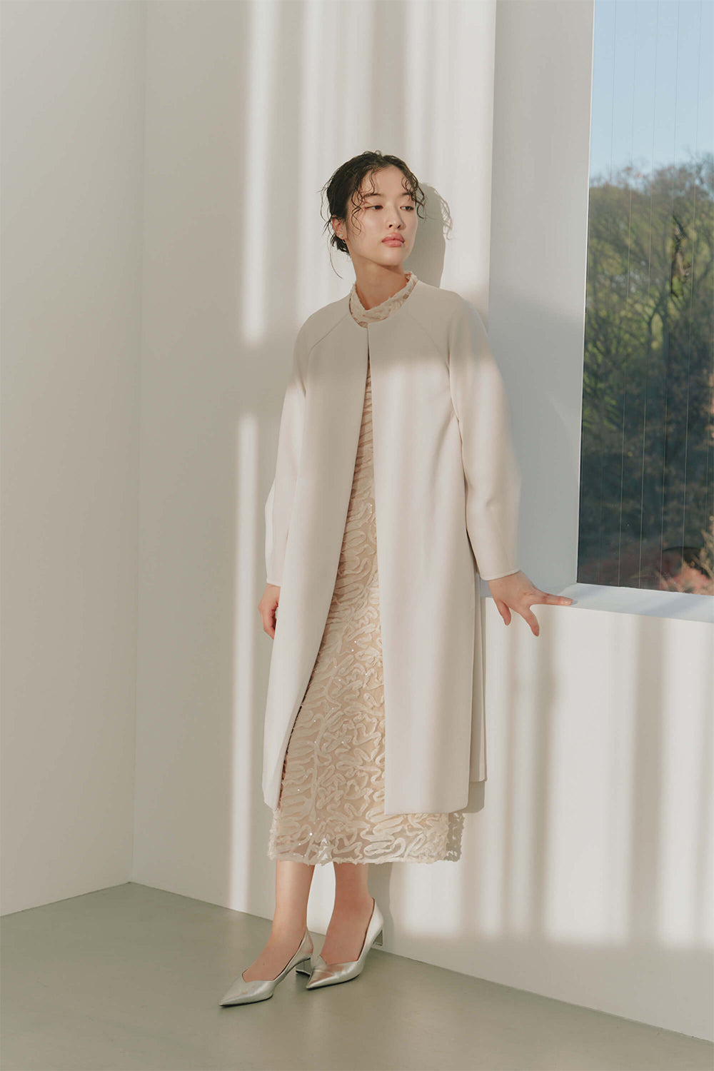 kaene テープエンブロイダリースパンコールドレス / 101051 | モデル身長166cm 着用サイズ36 ※004114コート着用