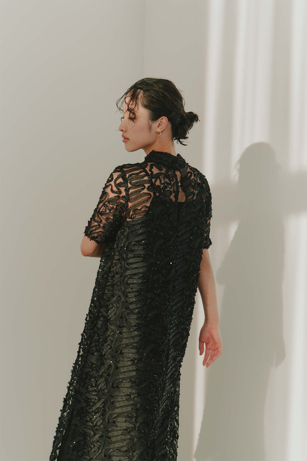 kaene テープエンブロイダリースパンコールドレス / 101051 | モデル身長166cm 着用サイズ38