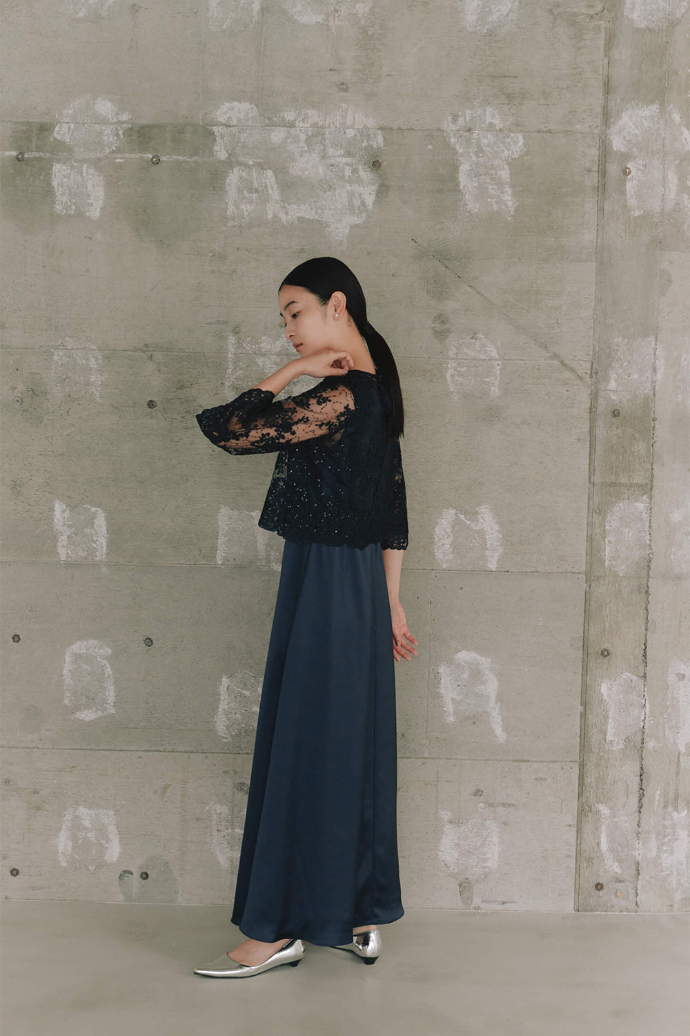 kaene シャイニーレースレイヤードドレス / 101117 | モデル身長162cm 着用サイズM(38) ※navy着用・ヒール2cm