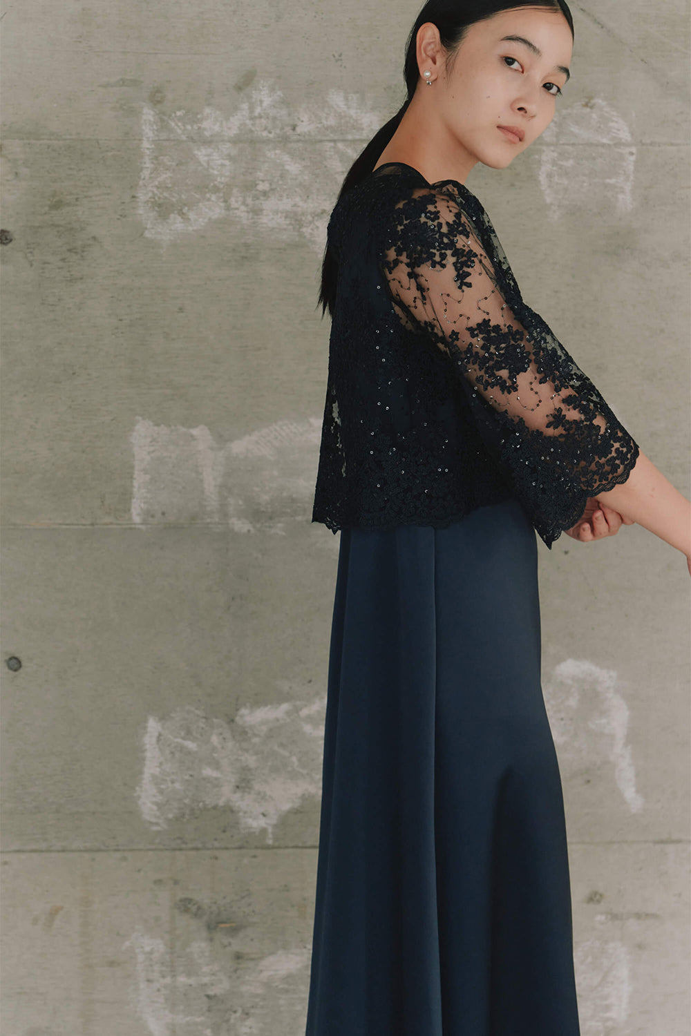 kaene シャイニーレースレイヤードドレス / 101117 | モデル身長162cm 着用サイズM(38) ※navy着用