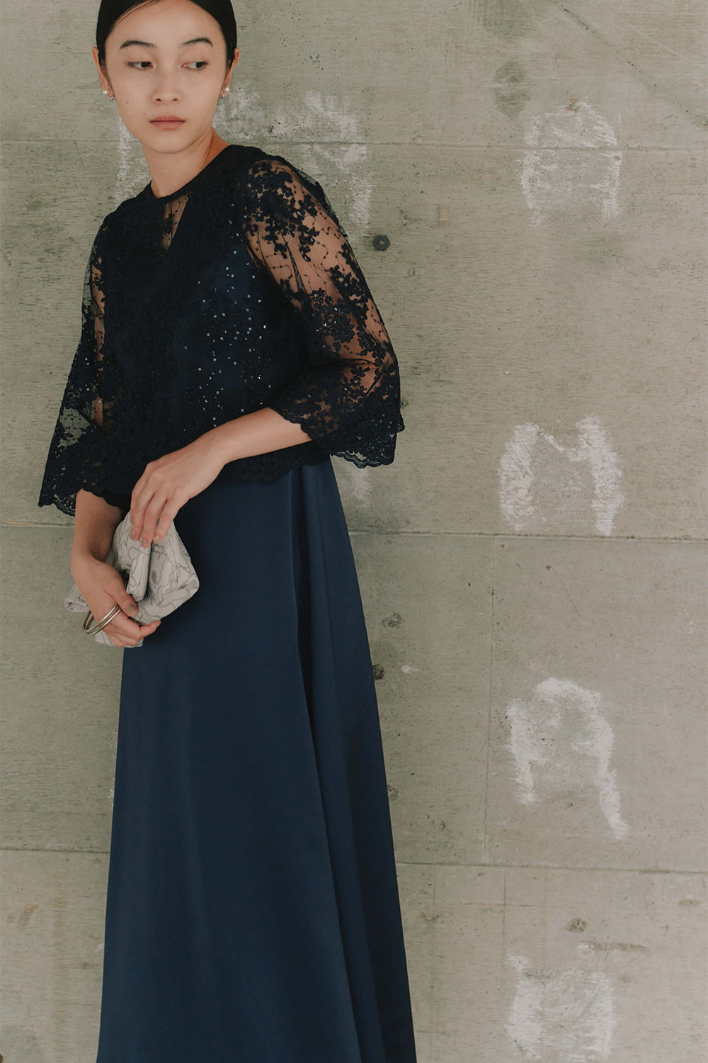 kaene シャイニーレースレイヤードドレス / 101117 | モデル身長162cm 着用サイズM(38) ※navy着用