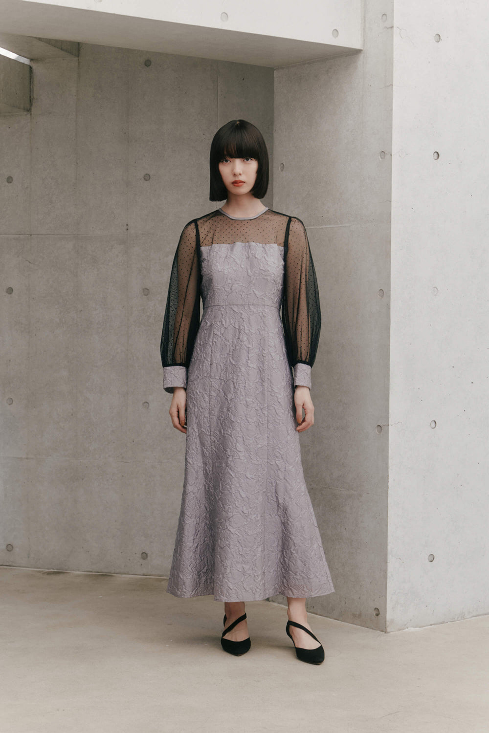 kaene エンボスフラワードットミックスドレス / 100979 | モデル身長167cm 着用サイズ38
