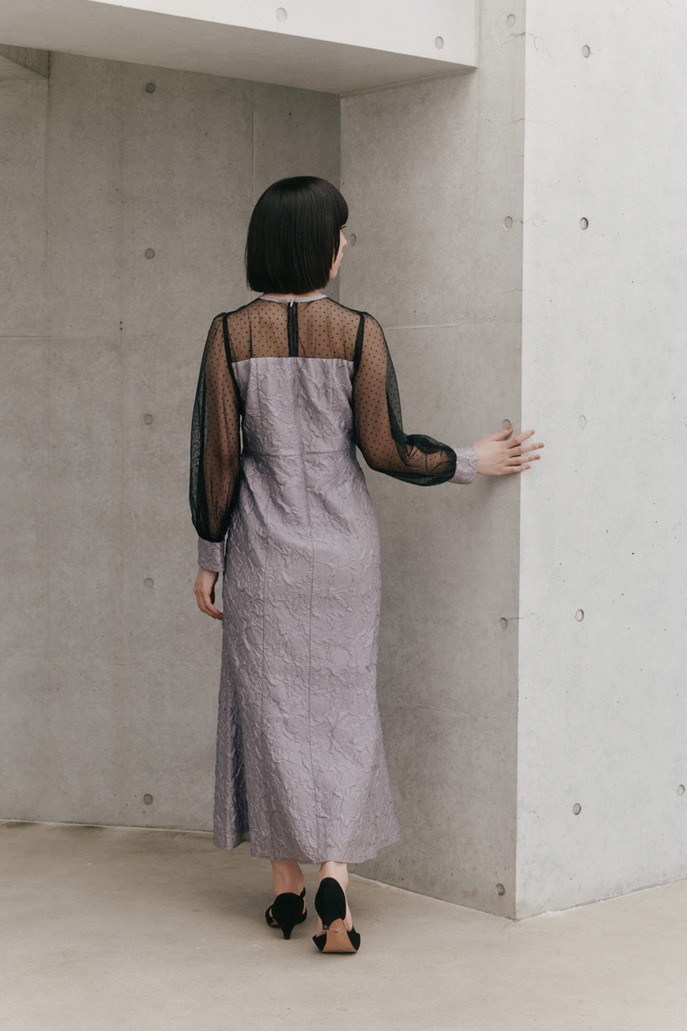 kaene エンボスフラワードットミックスドレス / 100979 | モデル身長167cm 着用サイズ38