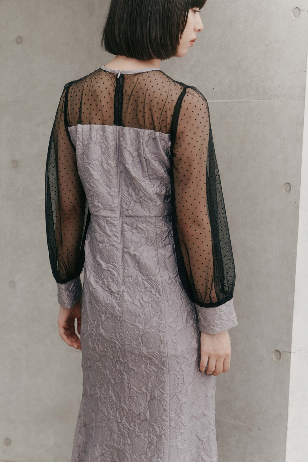 kaene エンボスフラワードットミックスドレス / 100979 | モデル身長167cm 着用サイズ38