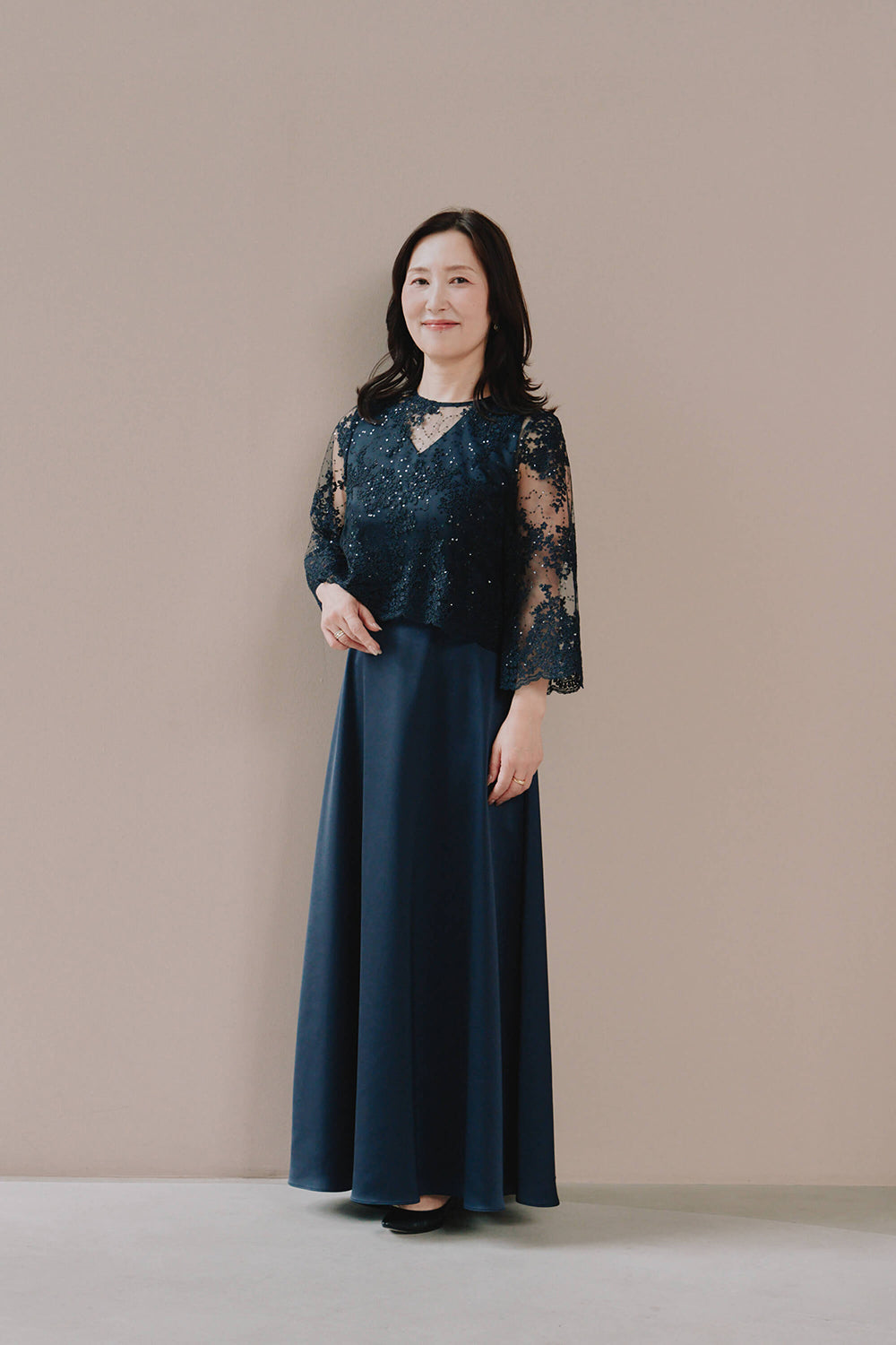 kaene シャイニーレースレイヤードドレス / 101117 | モデル身長153cm 着用サイズM(38) ※navy着用・ヒール5.5cm