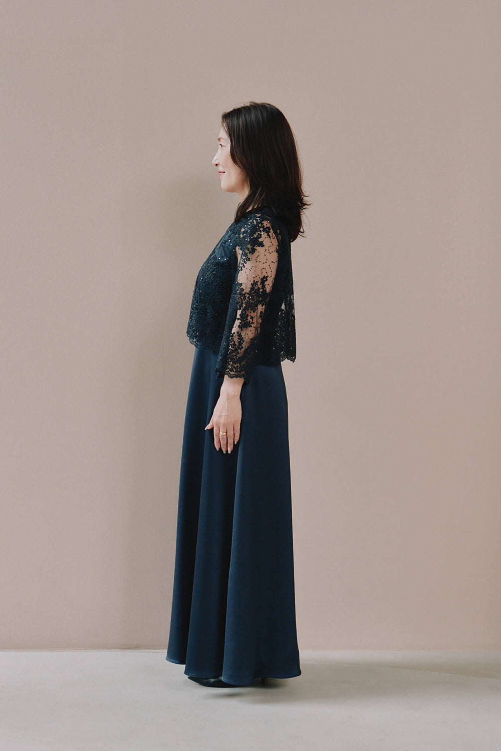 kaene シャイニーレースレイヤードドレス / 101117 | モデル身長153cm 着用サイズM(38) ※navy着用・ヒール5.5cm