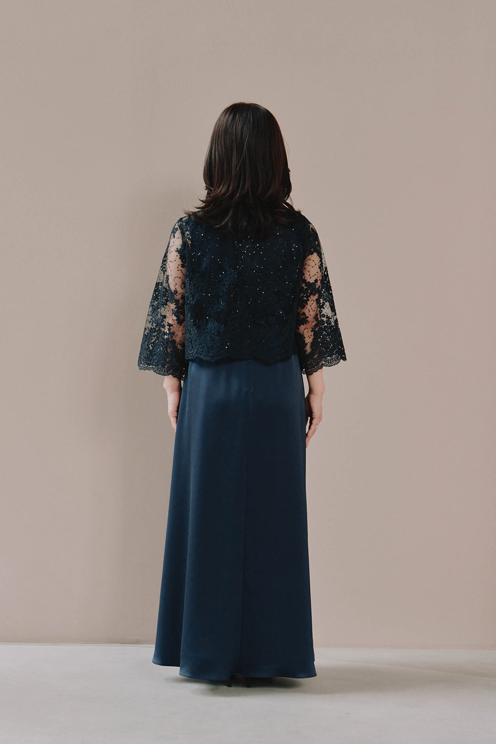 kaene シャイニーレースレイヤードドレス / 101117 | モデル身長153cm 着用サイズM(38) ※navy着用・ヒール5.5cm