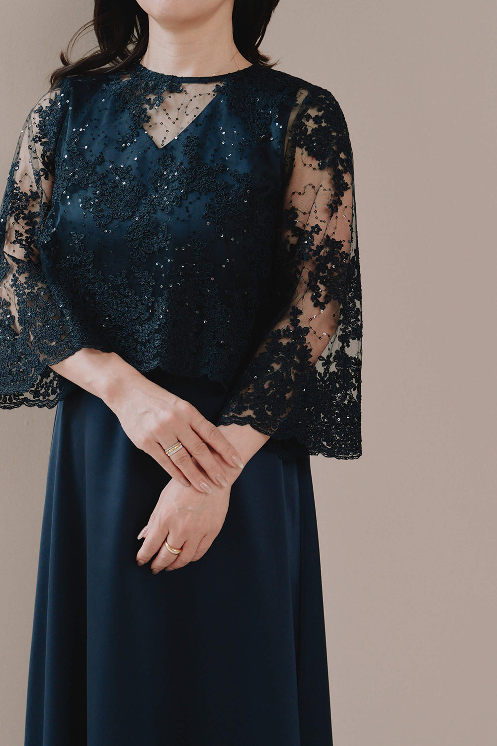 kaene シャイニーレースレイヤードドレス / 101117 | モデル身長153cm 着用サイズM(38) ※navy着用