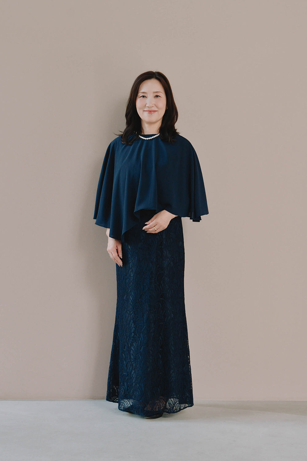 kaene ケープレイヤードドレス / 101118 | モデル身長153cm 着用サイズM(38) ※navyサンプル着用。実物は着丈-5cm