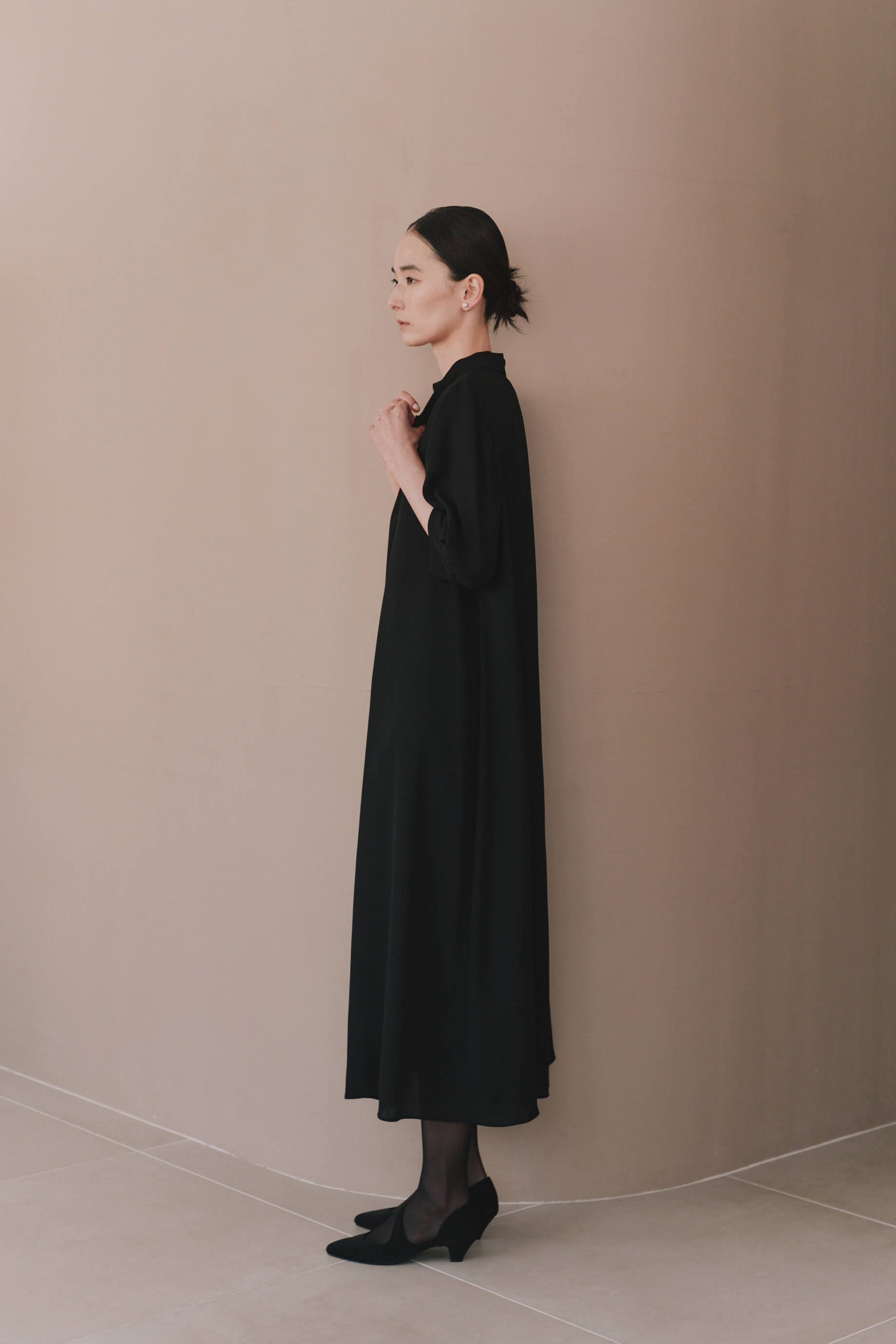 kaene ライトシフォンAラインワンピース / 101226 喪服 ブラックフォーマル | モデル身長172cm 着用サイズM(38)