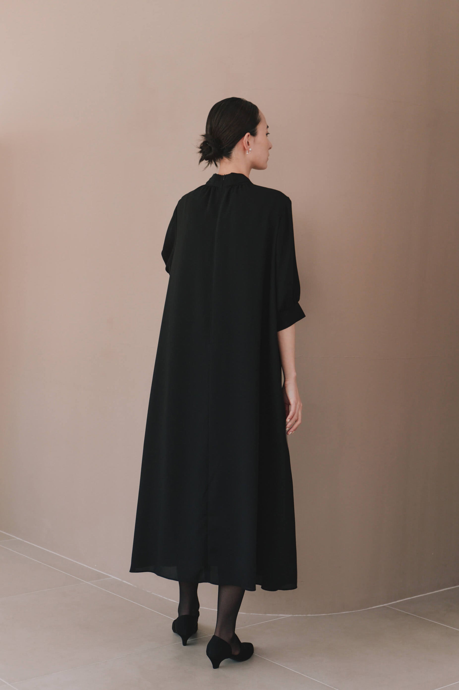 kaene ライトシフォンAラインワンピース / 101226 喪服 ブラックフォーマル | モデル身長172cm 着用サイズM(38)