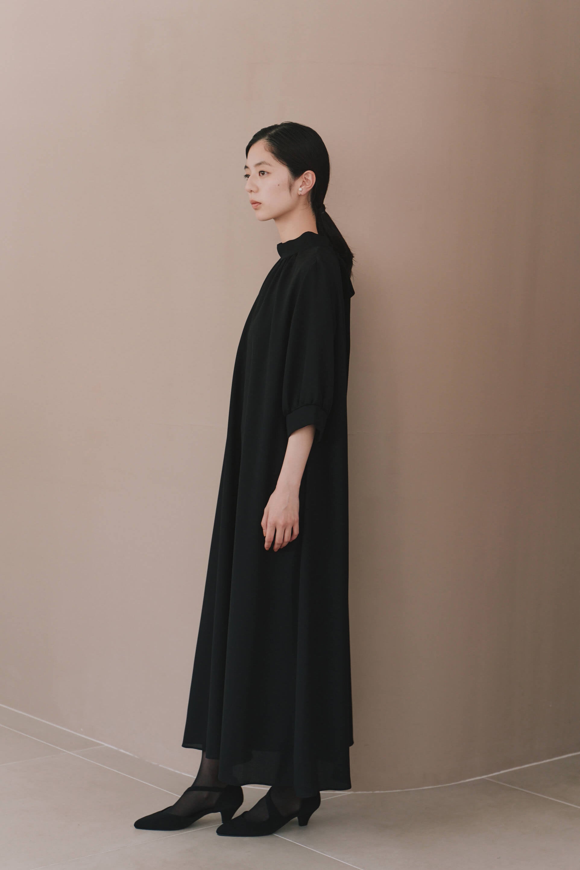 kaene ライトシフォンAラインワンピース / 101226 喪服 ブラックフォーマル | モデル身長162cm 着用サイズM(38)