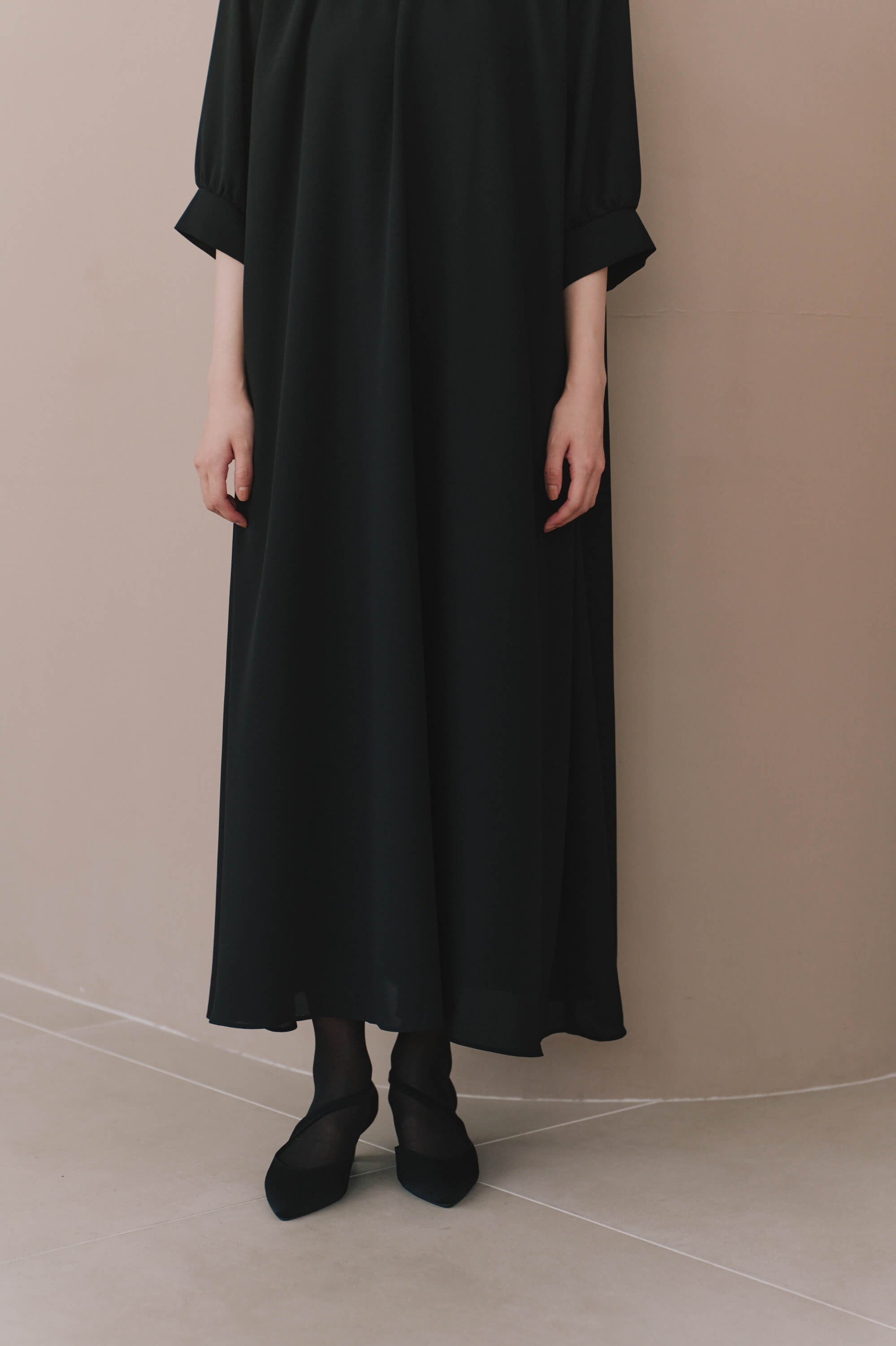kaene ライトシフォンAラインワンピース / 101226 喪服 ブラックフォーマル | モデル身長162cm 着用サイズM(38)