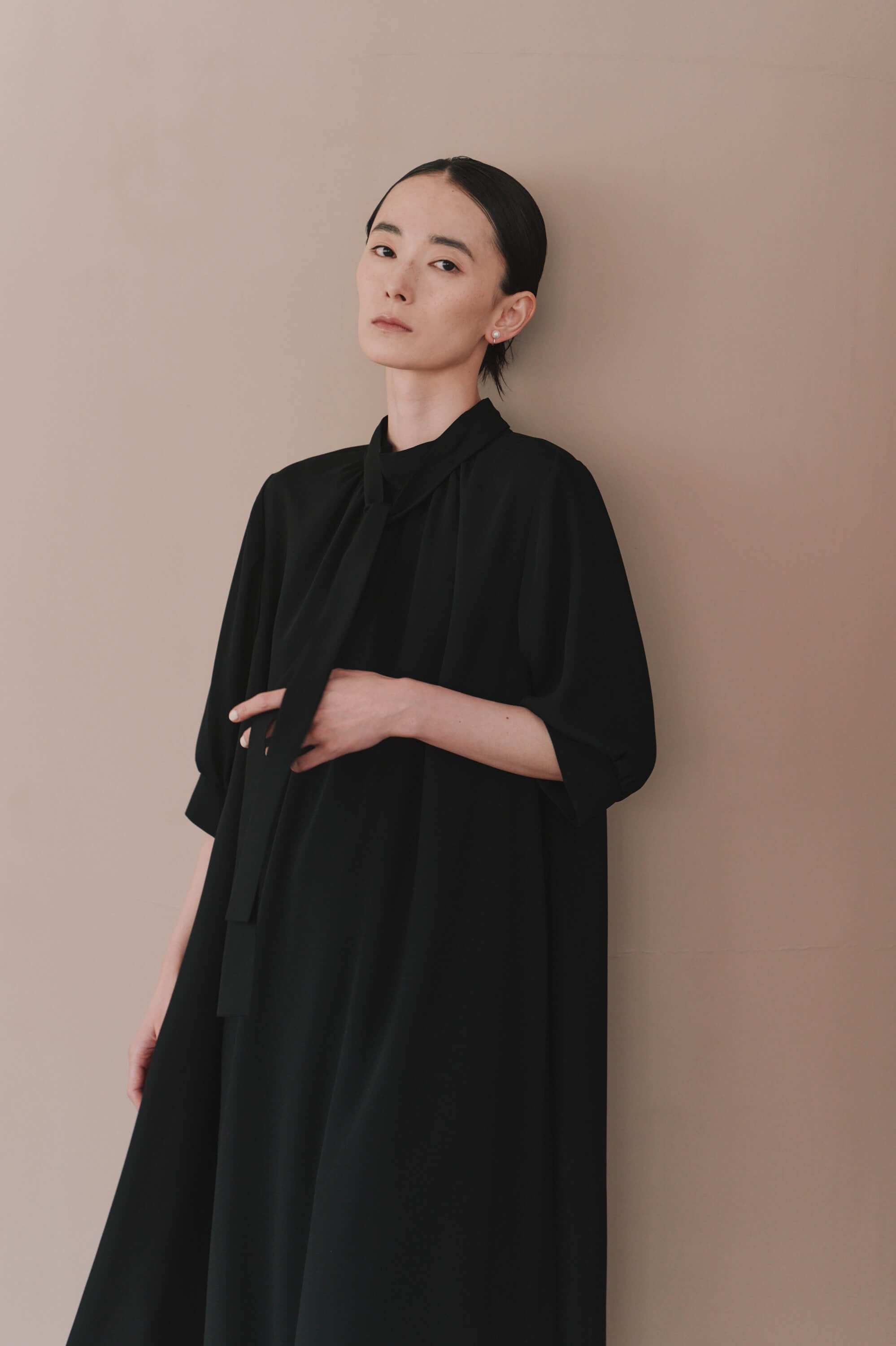 kaene ライトシフォンAラインワンピース / 101226 喪服 ブラックフォーマル | モデル身長172cm 着用サイズM(38)