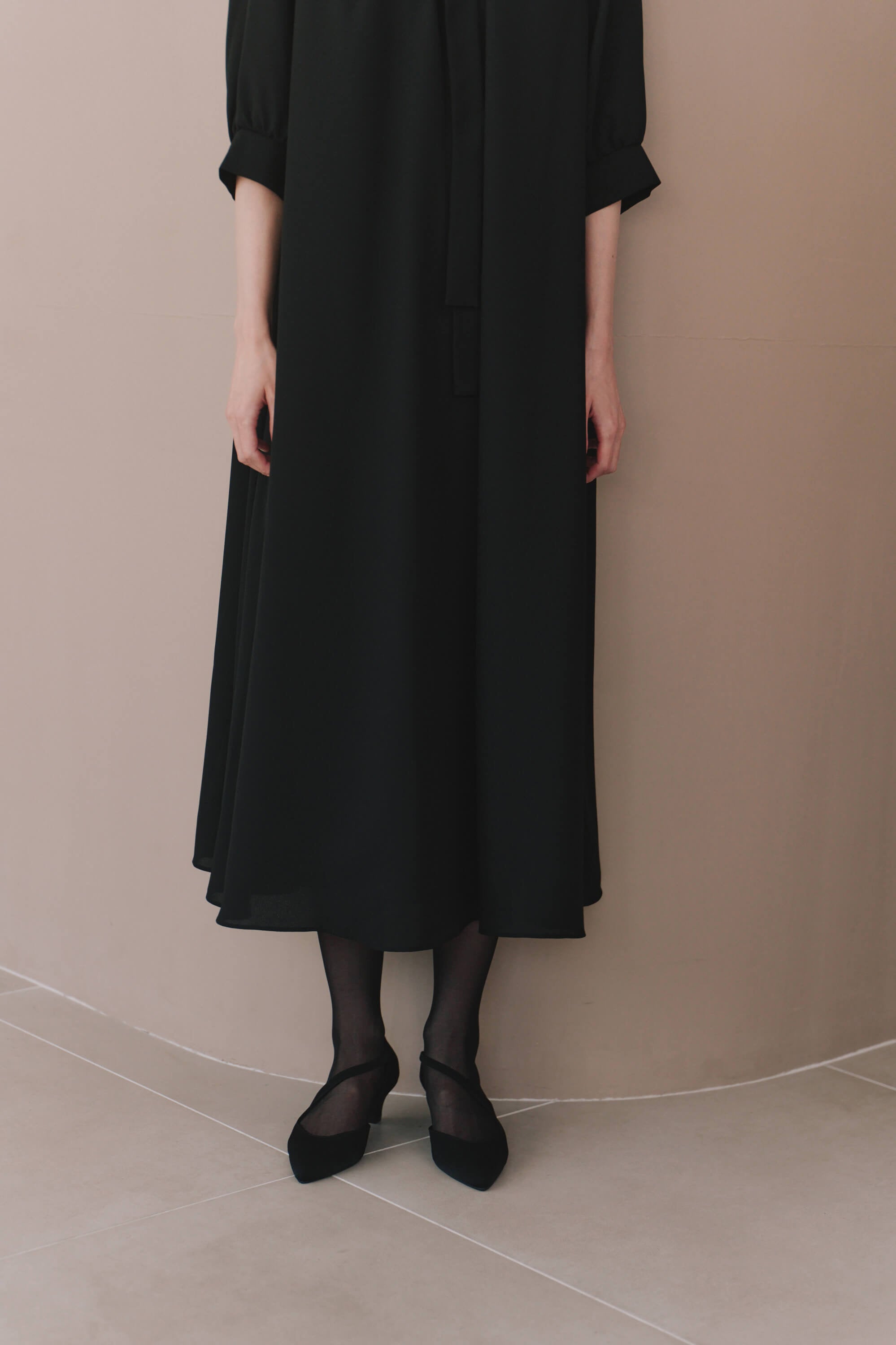 kaene ライトシフォンAラインワンピース / 101226 喪服 ブラックフォーマル | モデル身長172cm 着用サイズM(38)