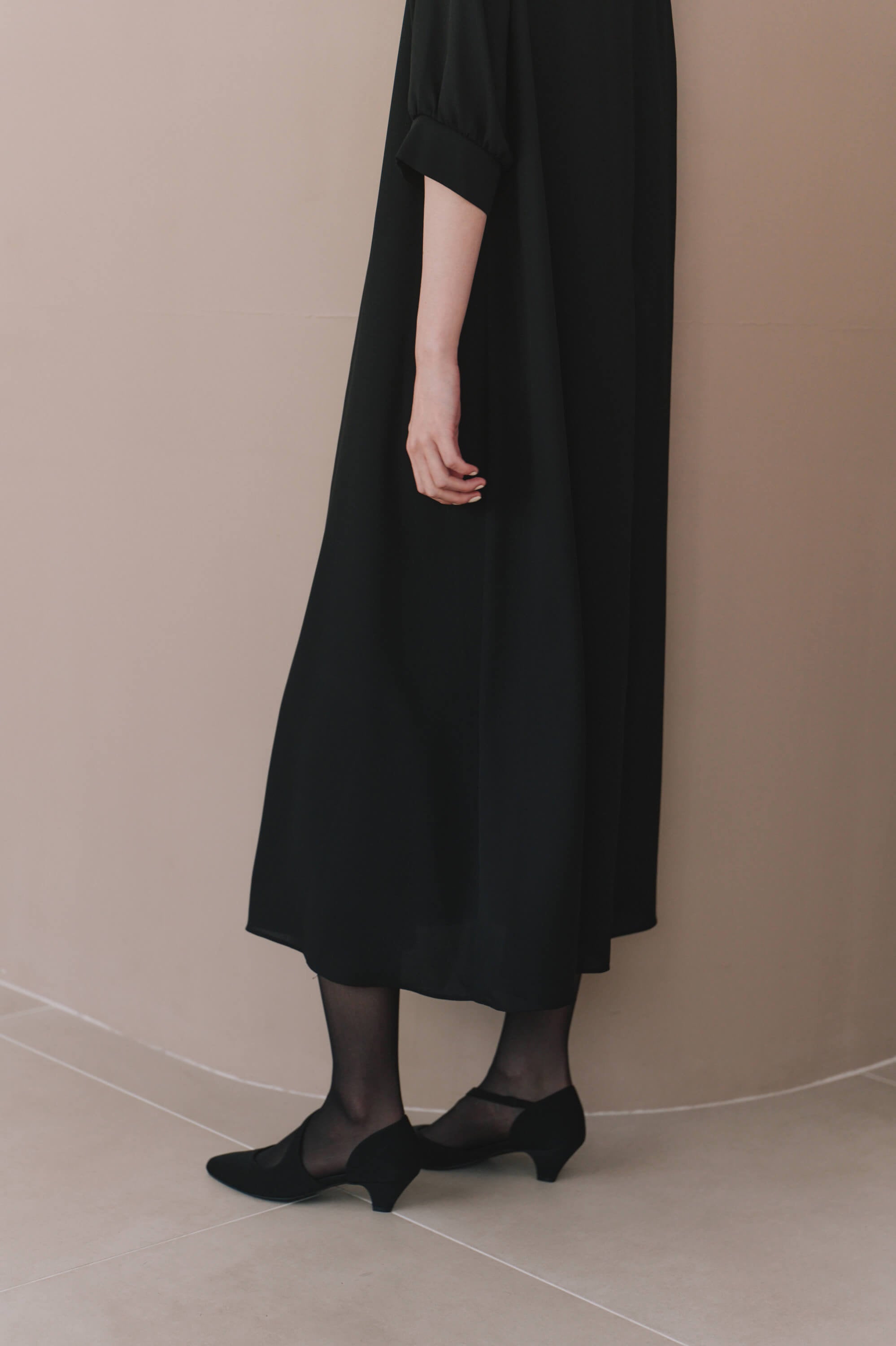kaene ライトシフォンAラインワンピース / 101226 喪服 ブラックフォーマル | モデル身長172cm 着用サイズM(38)