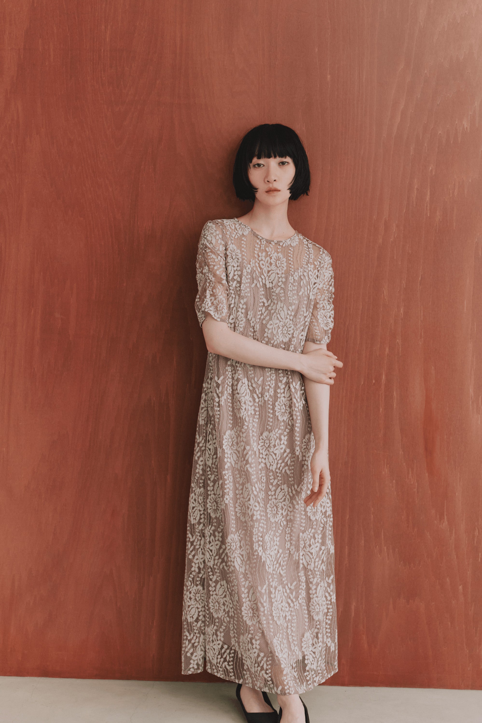 kaene 配色レースエプロンワンピース / 100604 結婚式用ドレス pinkbeige | モデル身長161cm 着用サイズ36