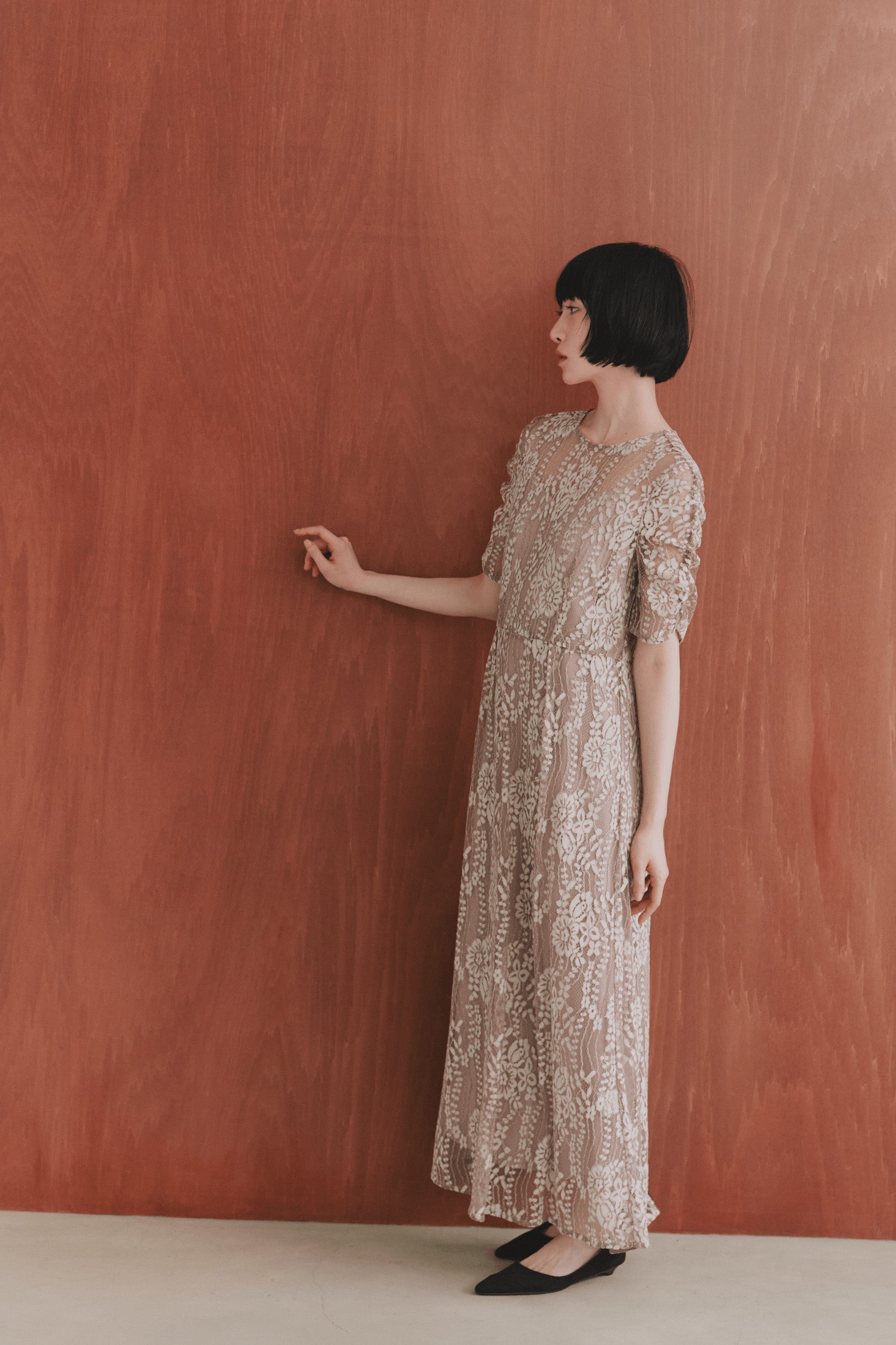 kaene 配色レースエプロンワンピース / 100604 結婚式用ドレス pinkbeige | モデル身長161cm 着用サイズ36