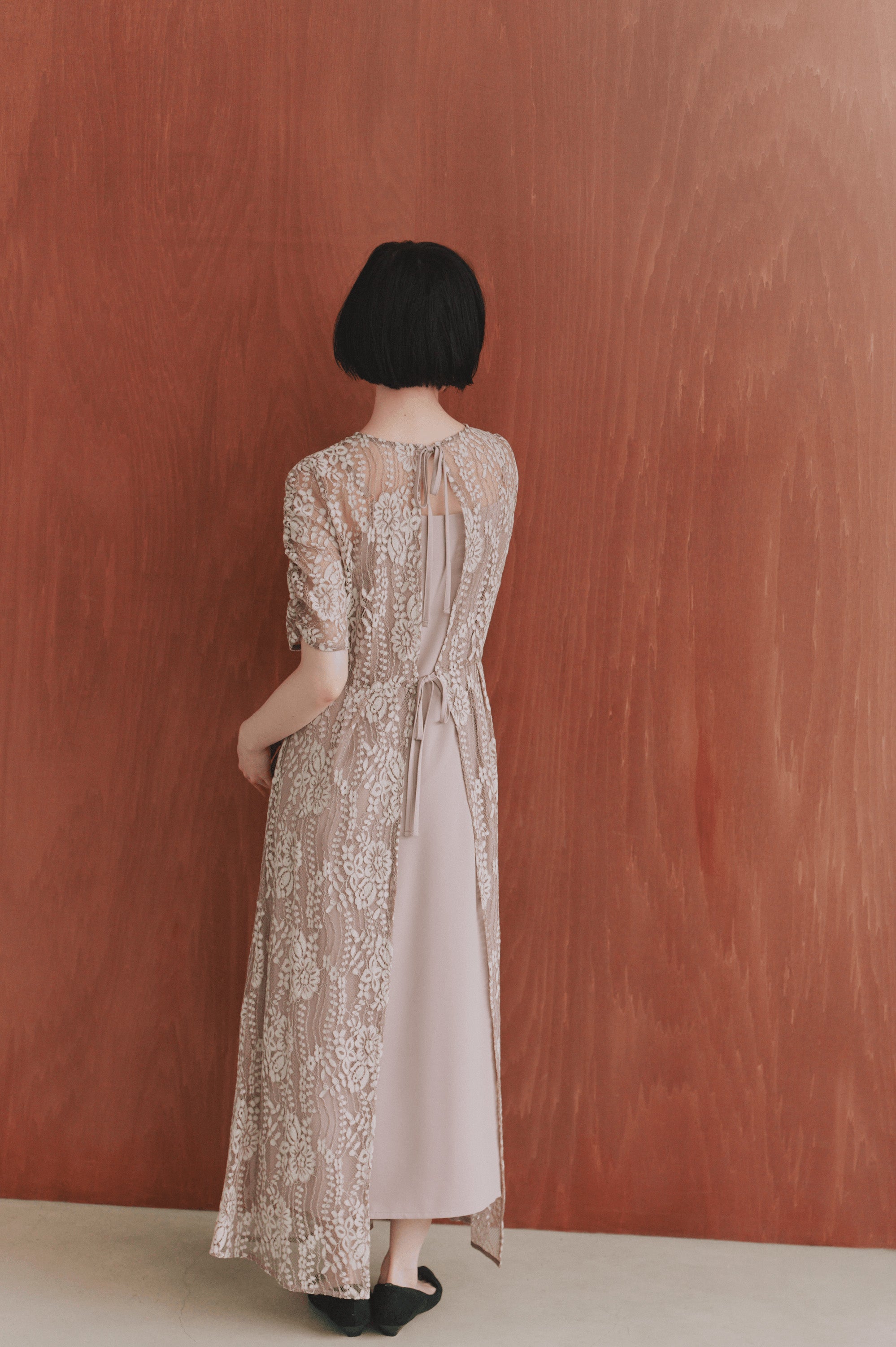 kaene 配色レースエプロンワンピース / 100604 結婚式用ドレス pinkbeige | モデル身長161cm 着用サイズ36