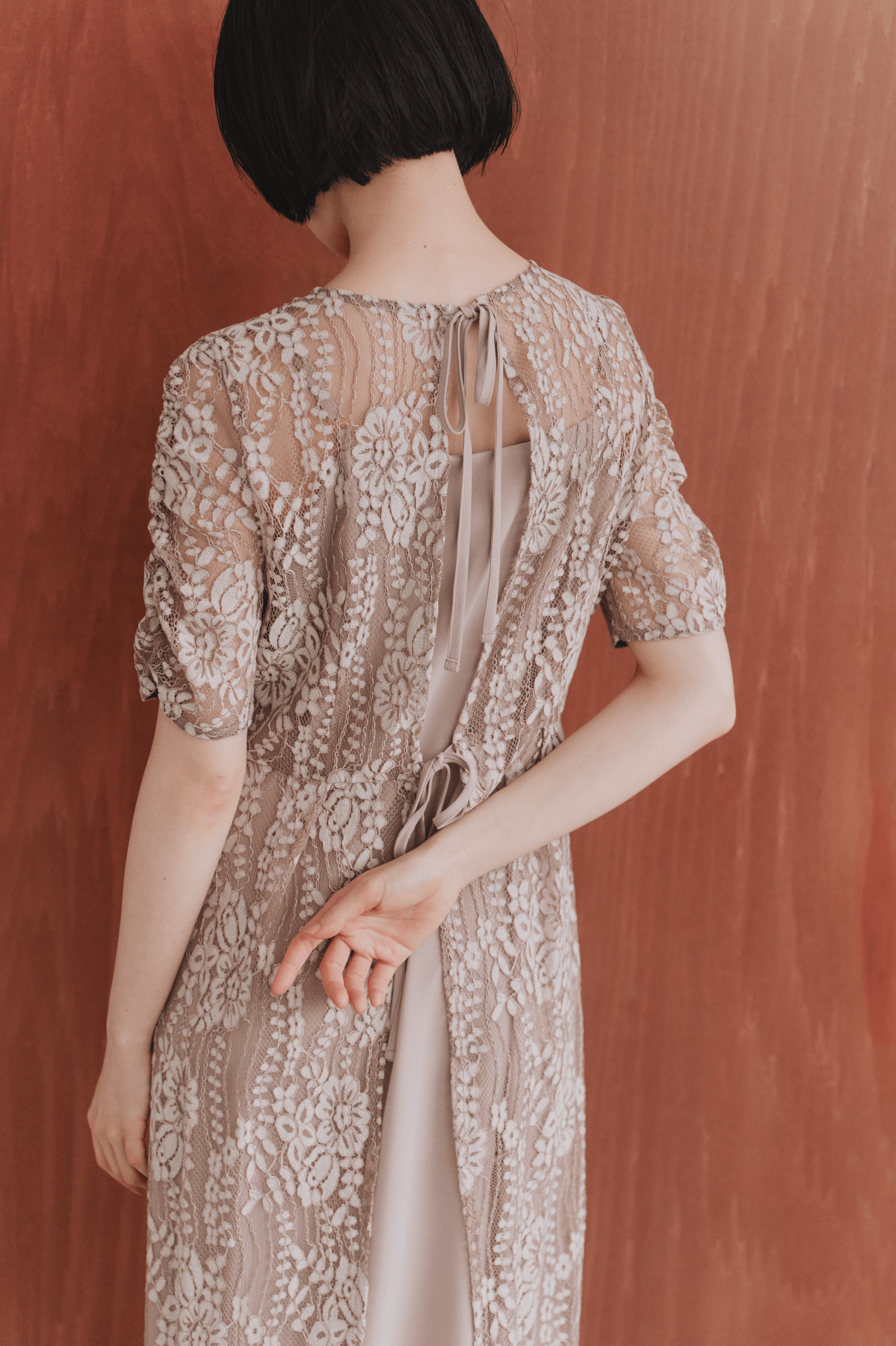 kaene 配色レースエプロンワンピース / 100604 結婚式用ドレス pinkbeige | モデル身長161cm 着用サイズ36