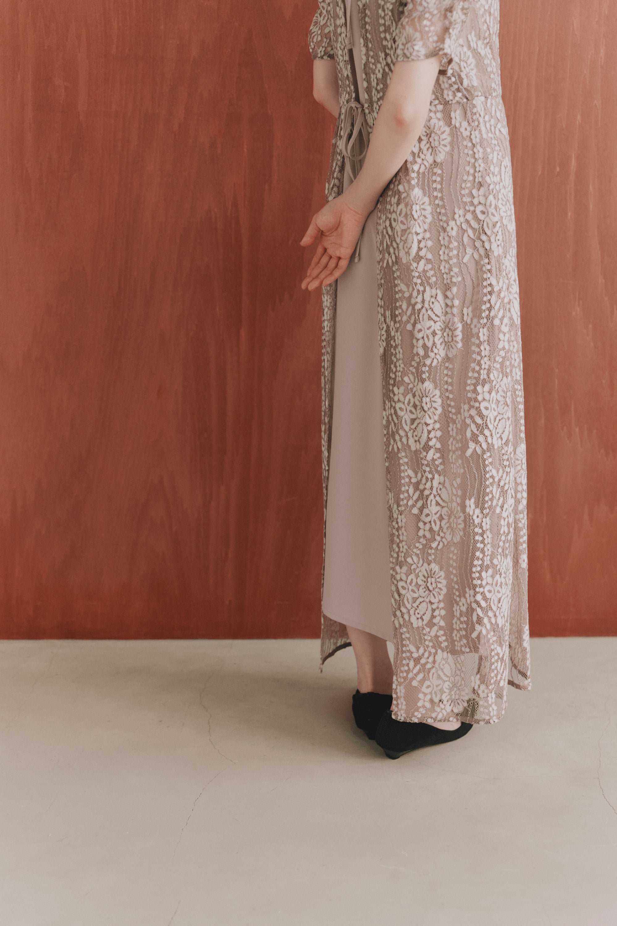 kaene 配色レースエプロンワンピース / 100604 結婚式用ドレス pinkbeige | モデル身長161cm 着用サイズ36