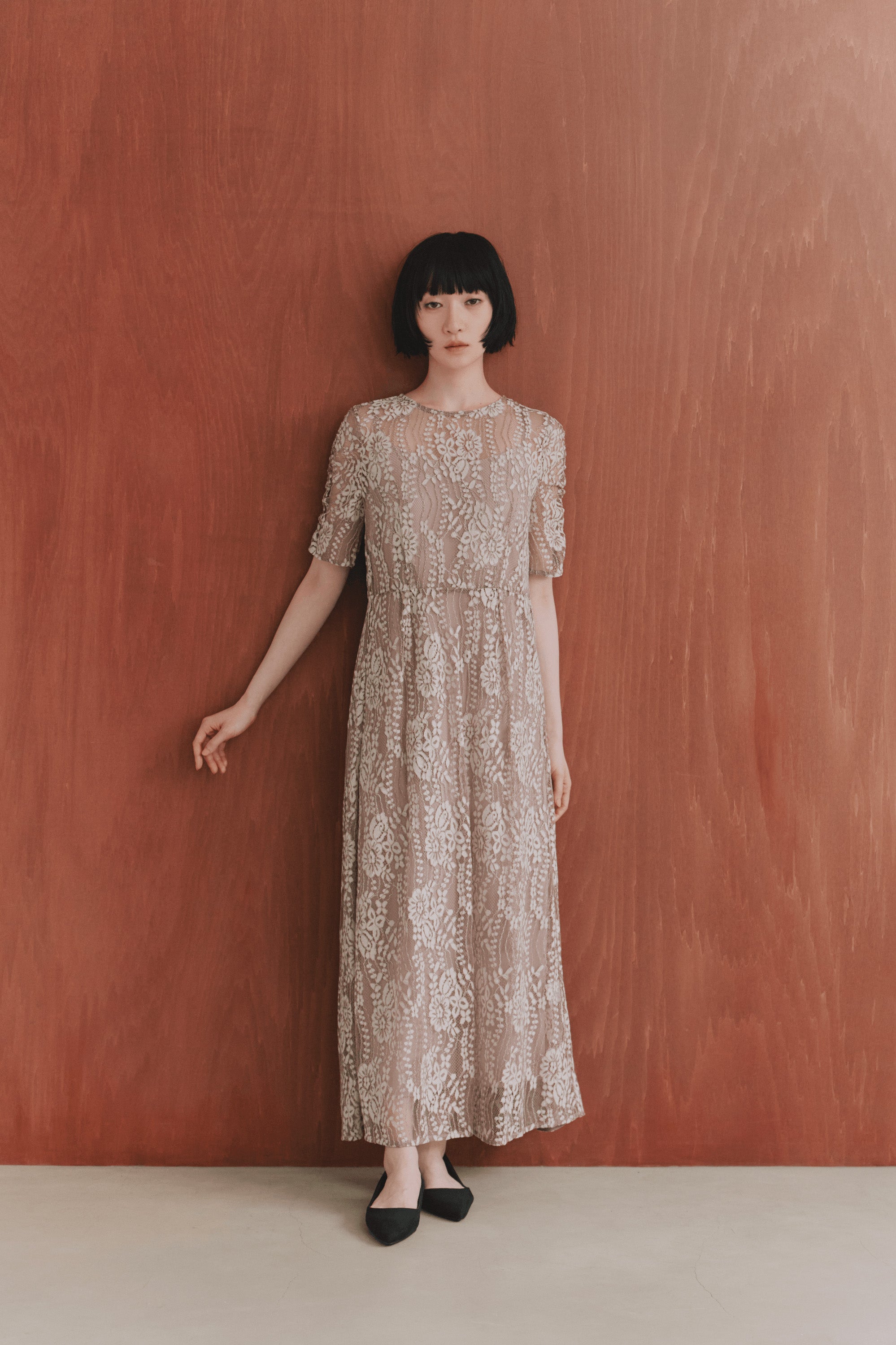 kaene 配色レースエプロンワンピース / 100604 結婚式用ドレス pinkbeige | モデル身長161cm 着用サイズ36