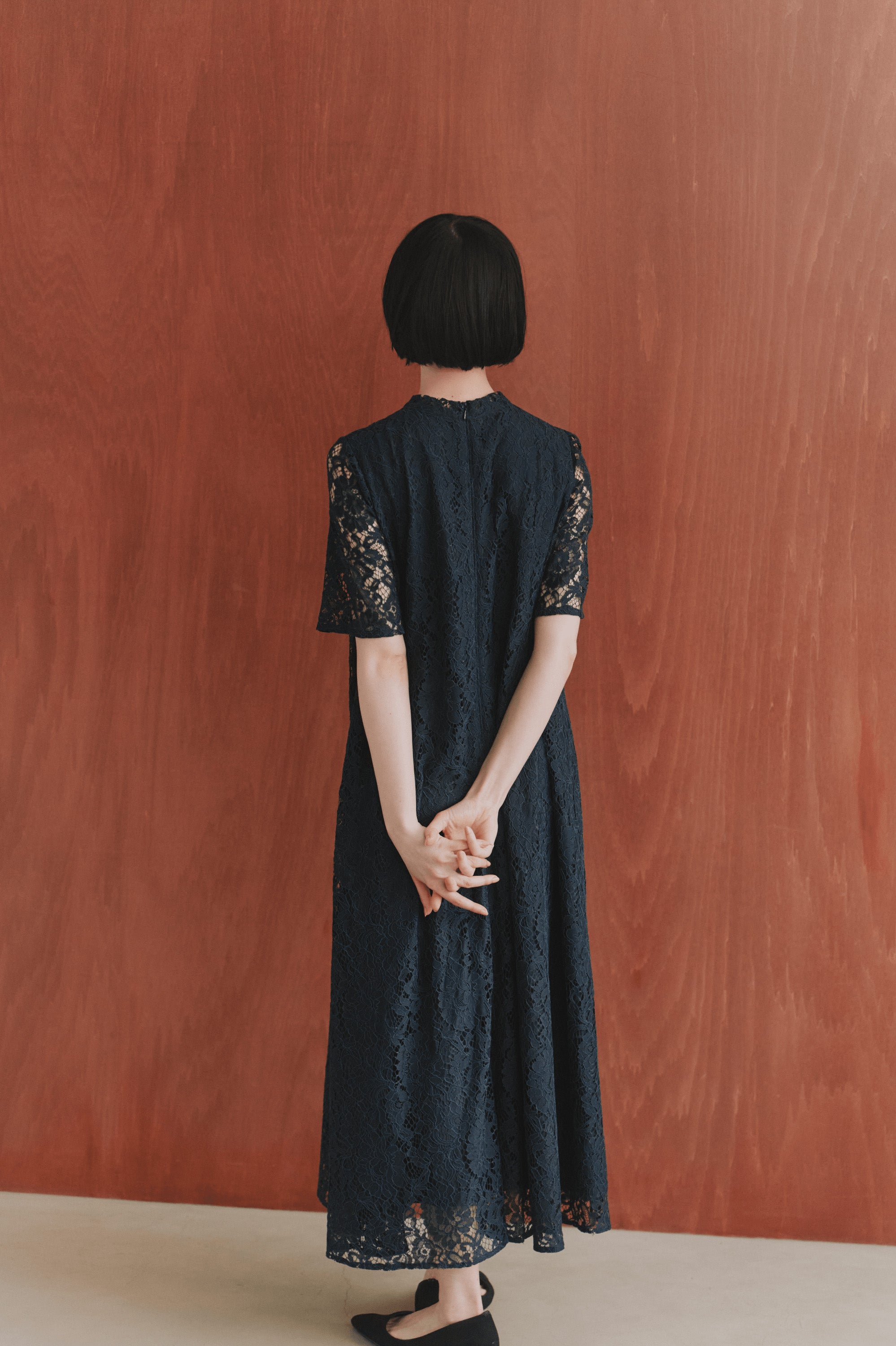 kaene パイピングレースAラインドレス / 100789 結婚式用ドレス navy | モデル身長161cm 着用サイズFREE ※navy着用