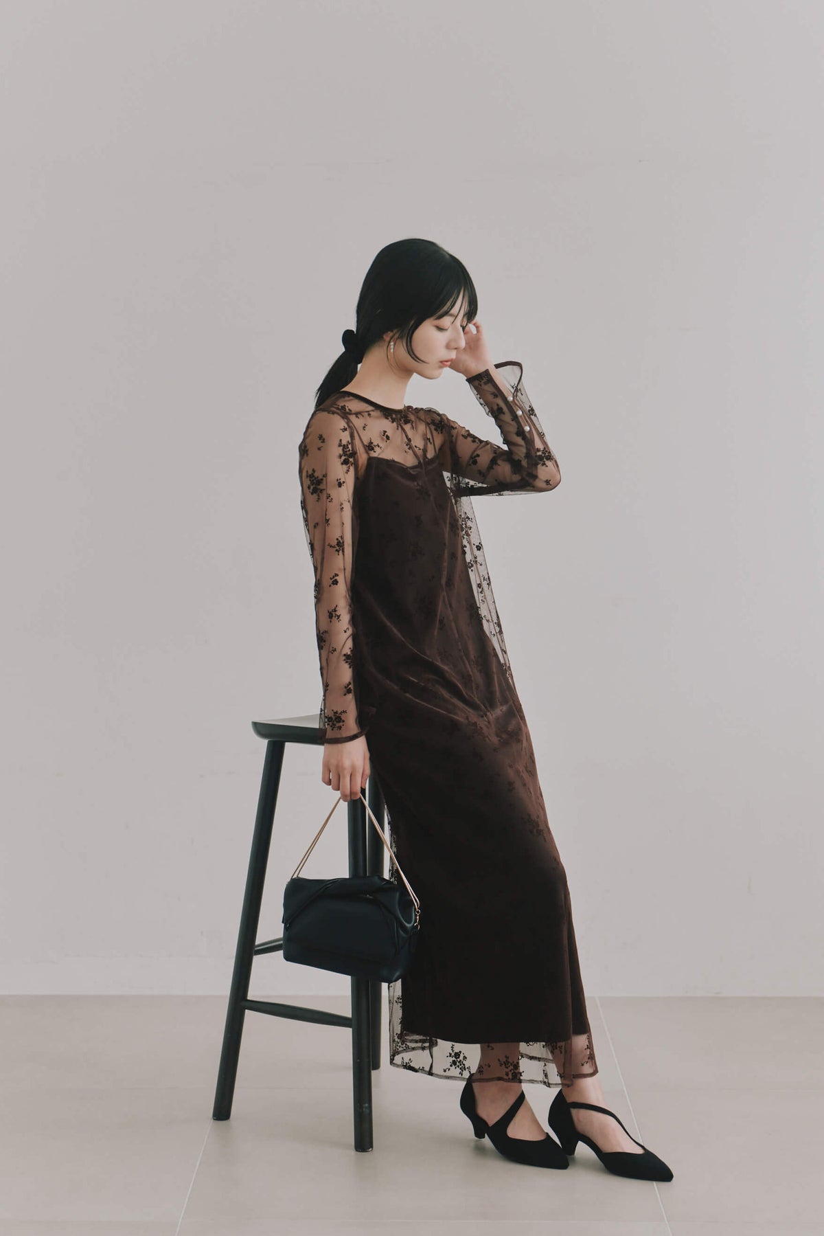 kaene フロッキーベロア2wayドレス / 100981 darkbrown| モデル身長162cm 着用サイズ36