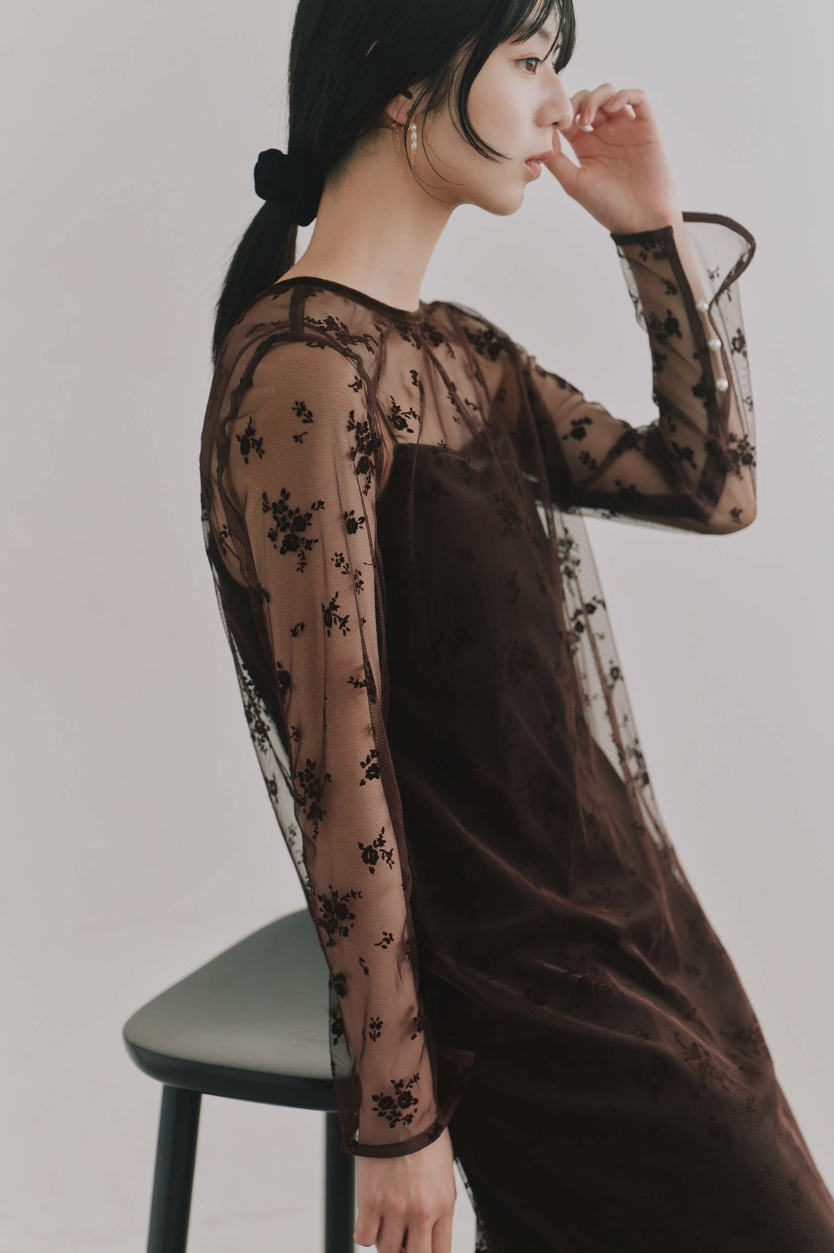 kaene フロッキーベロア2wayドレス / 100981 darkbrown| モデル身長162cm 着用サイズ36