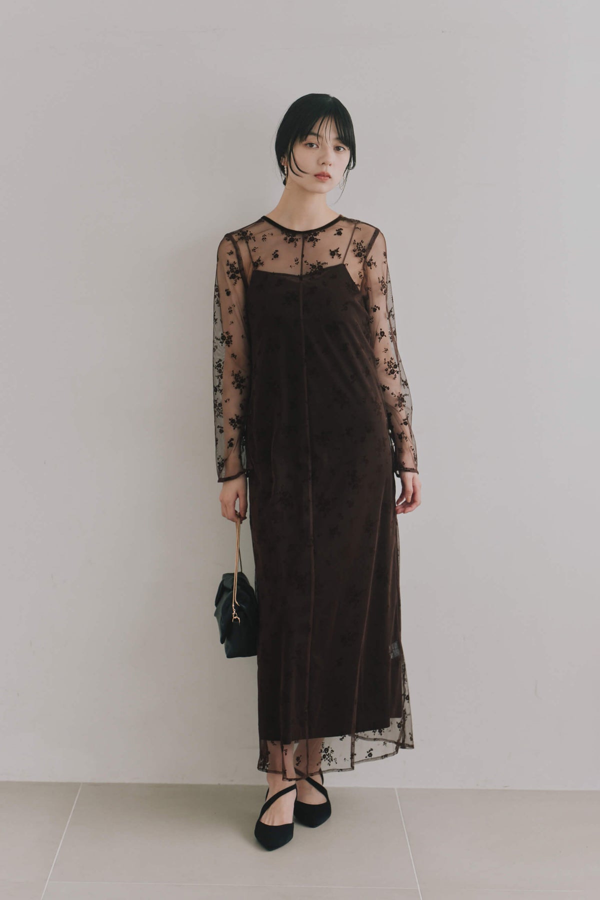 kaene フロッキーベロア2wayドレス / 100981 darkbrown| モデル身長162cm 着用サイズ36