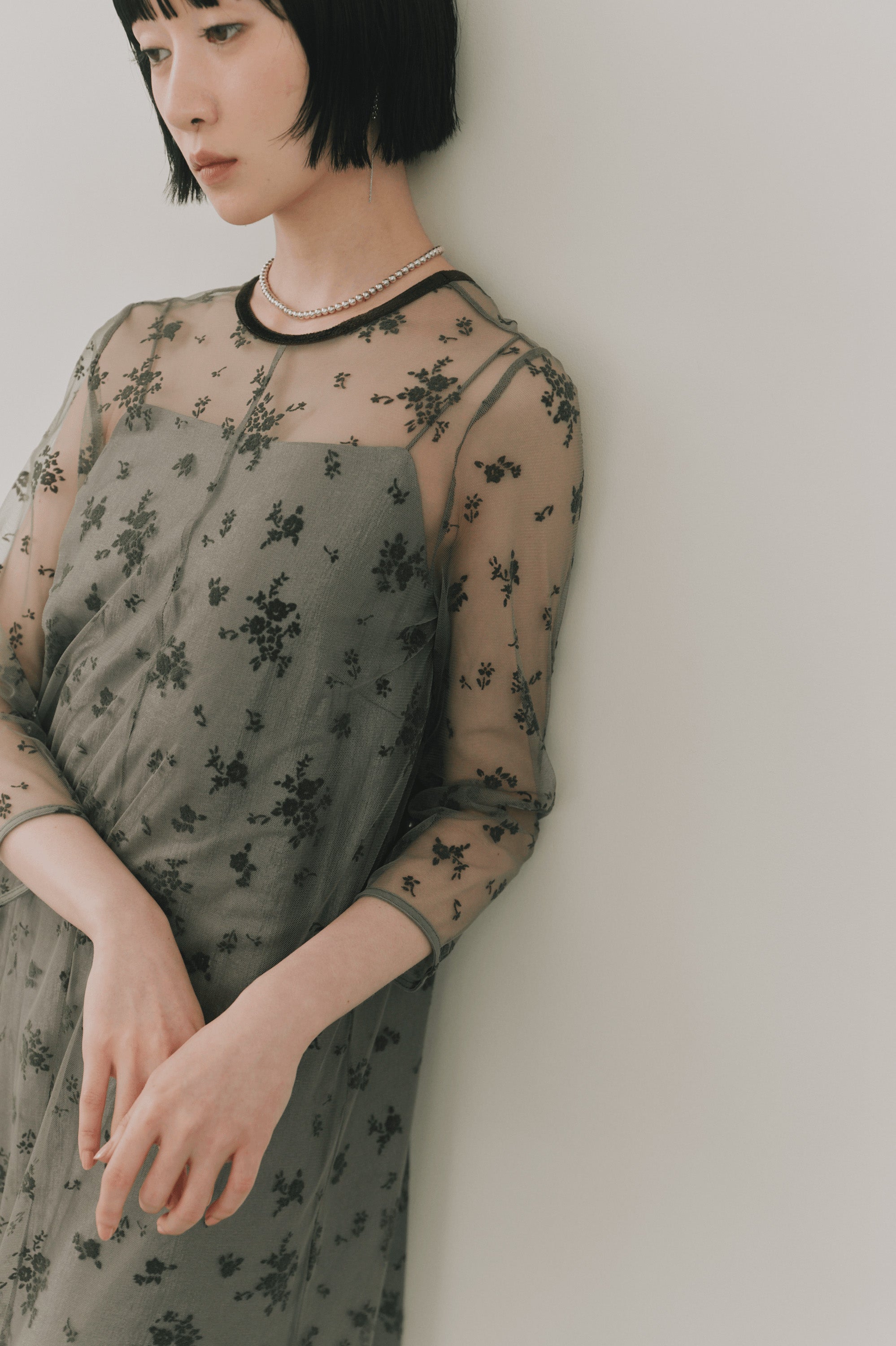 kaene フロッキーサテン2wayドレス / 101066 結婚式用ドレス khaki|モデル身長161cm 着用サイズS(36)