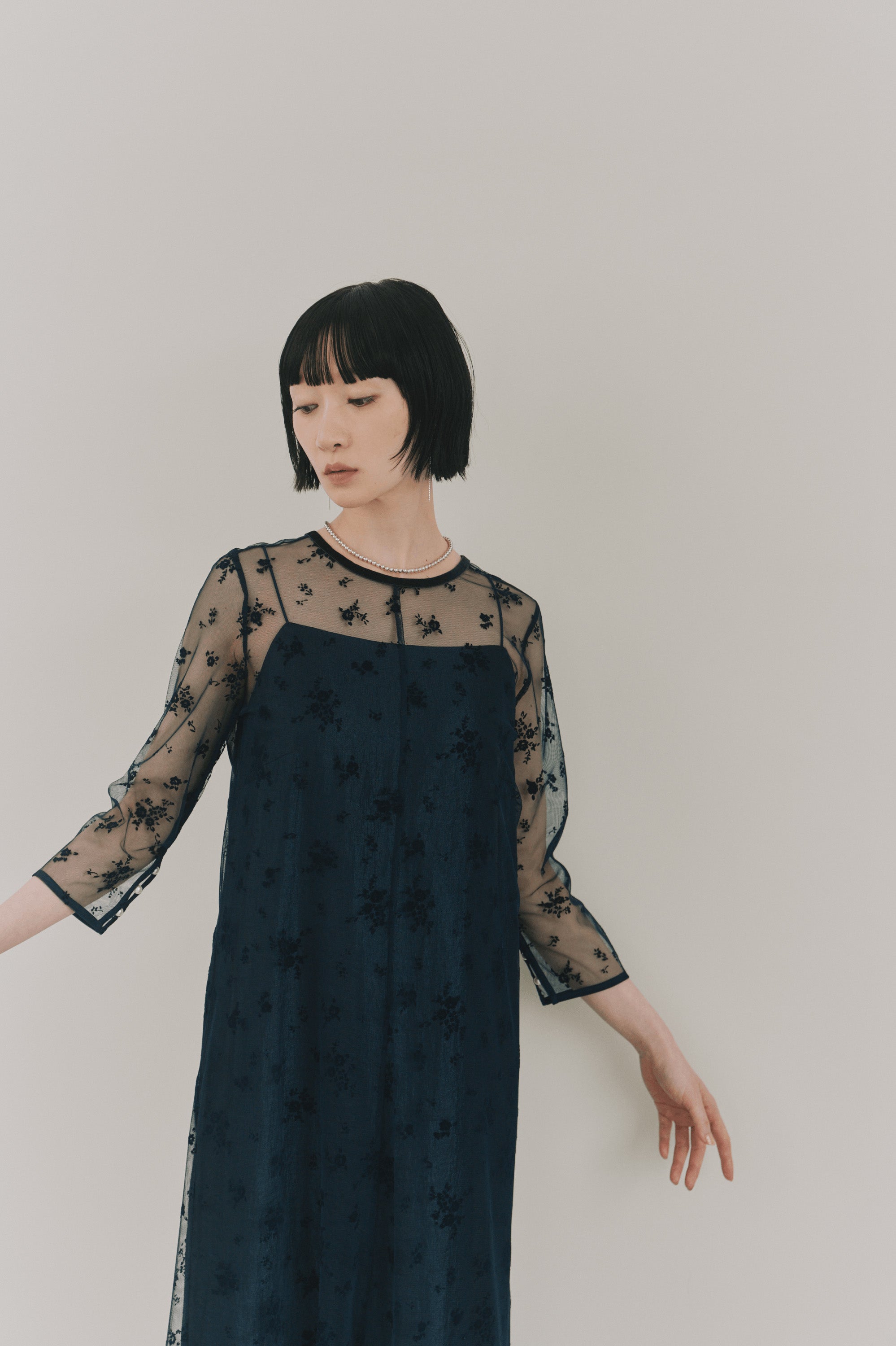 kaene フロッキーサテン2wayドレス / 101066 結婚式用ドレス navy|モデル身長161cm 着用サイズS(36)