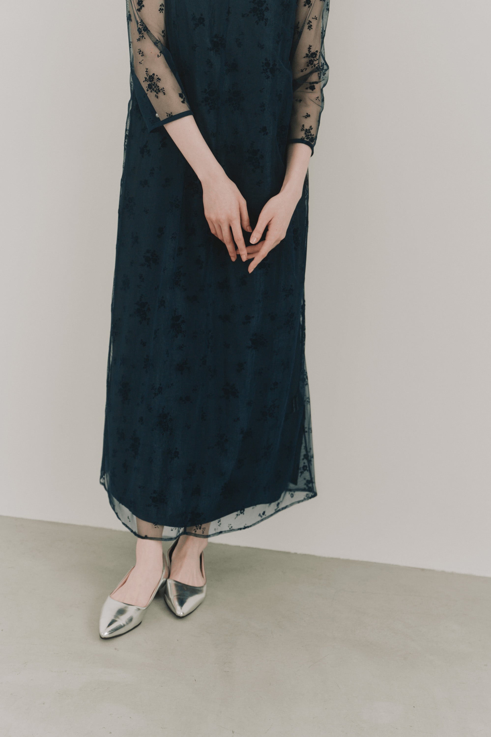 kaene フロッキーサテン2wayドレス / 101066 結婚式用ドレス navy|モデル身長161cm 着用サイズS(36)