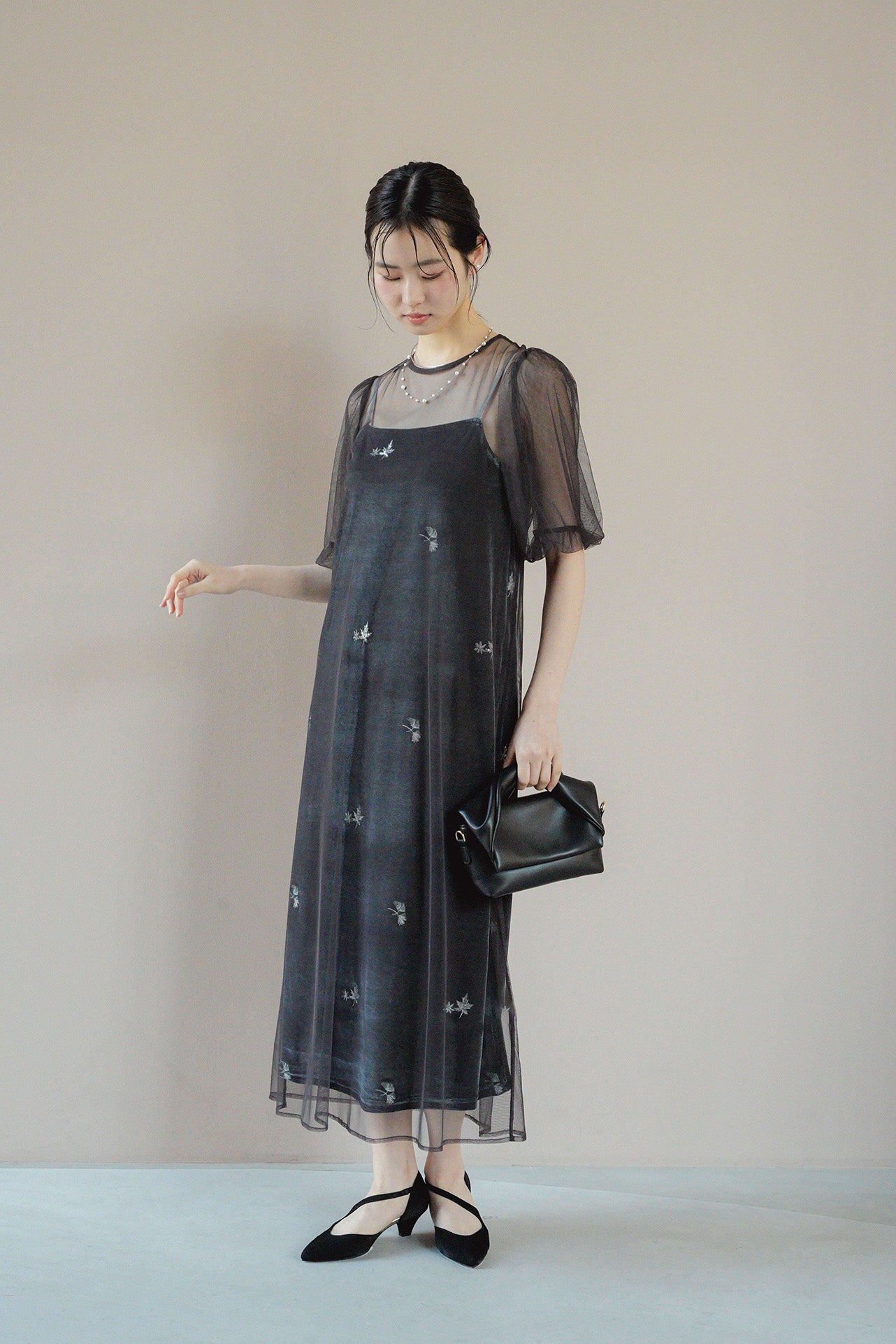 kaene 刺繍ベロアチュールドレス / 101130 結婚式用ドレス bluegray | モデル身長170cm 着用サイズM