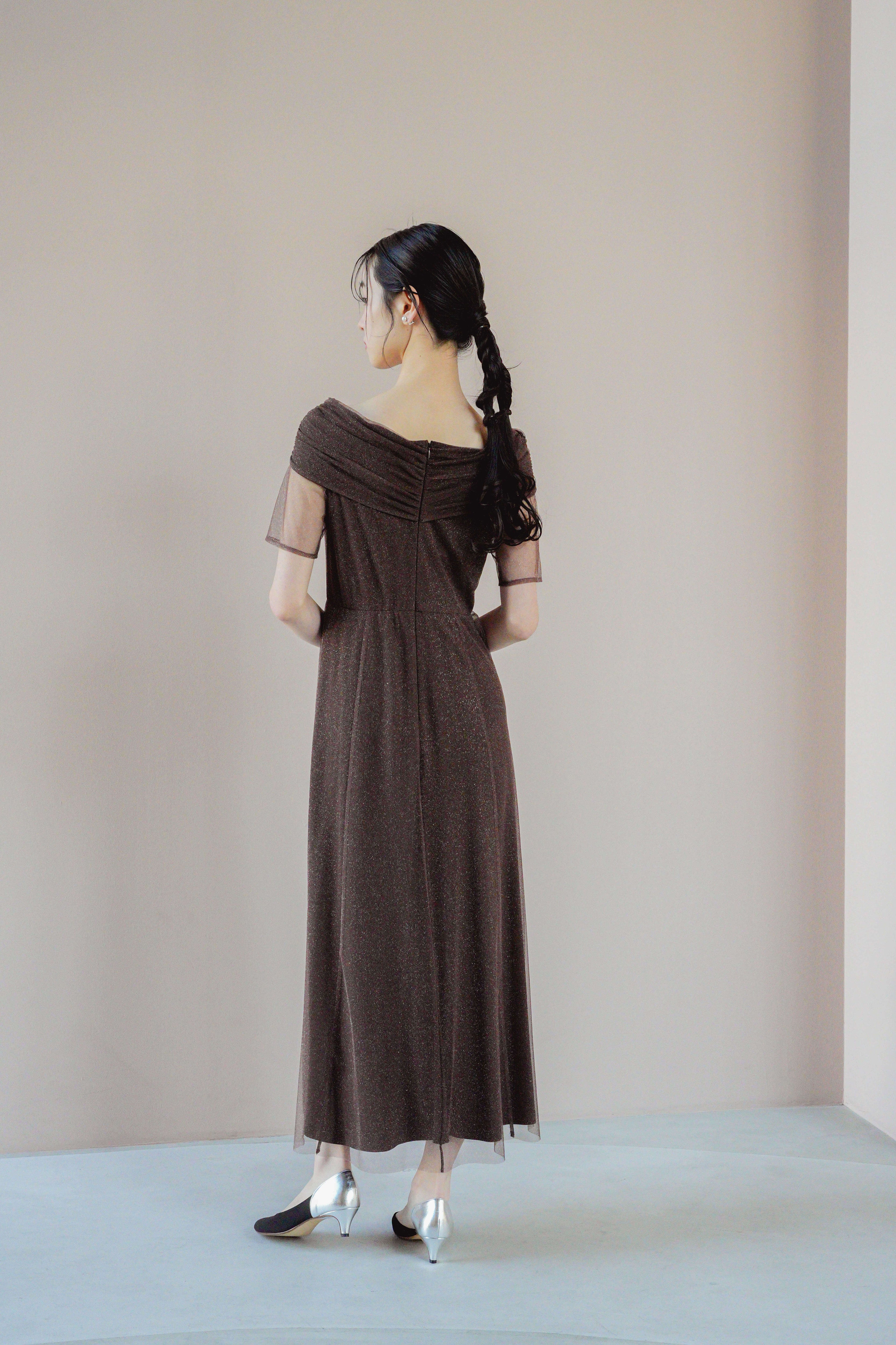 kaene エクラパールオフショルドレス / 101158 結婚式用ドレス darkbrown | モデル身長170cm 着用サイズM(38)