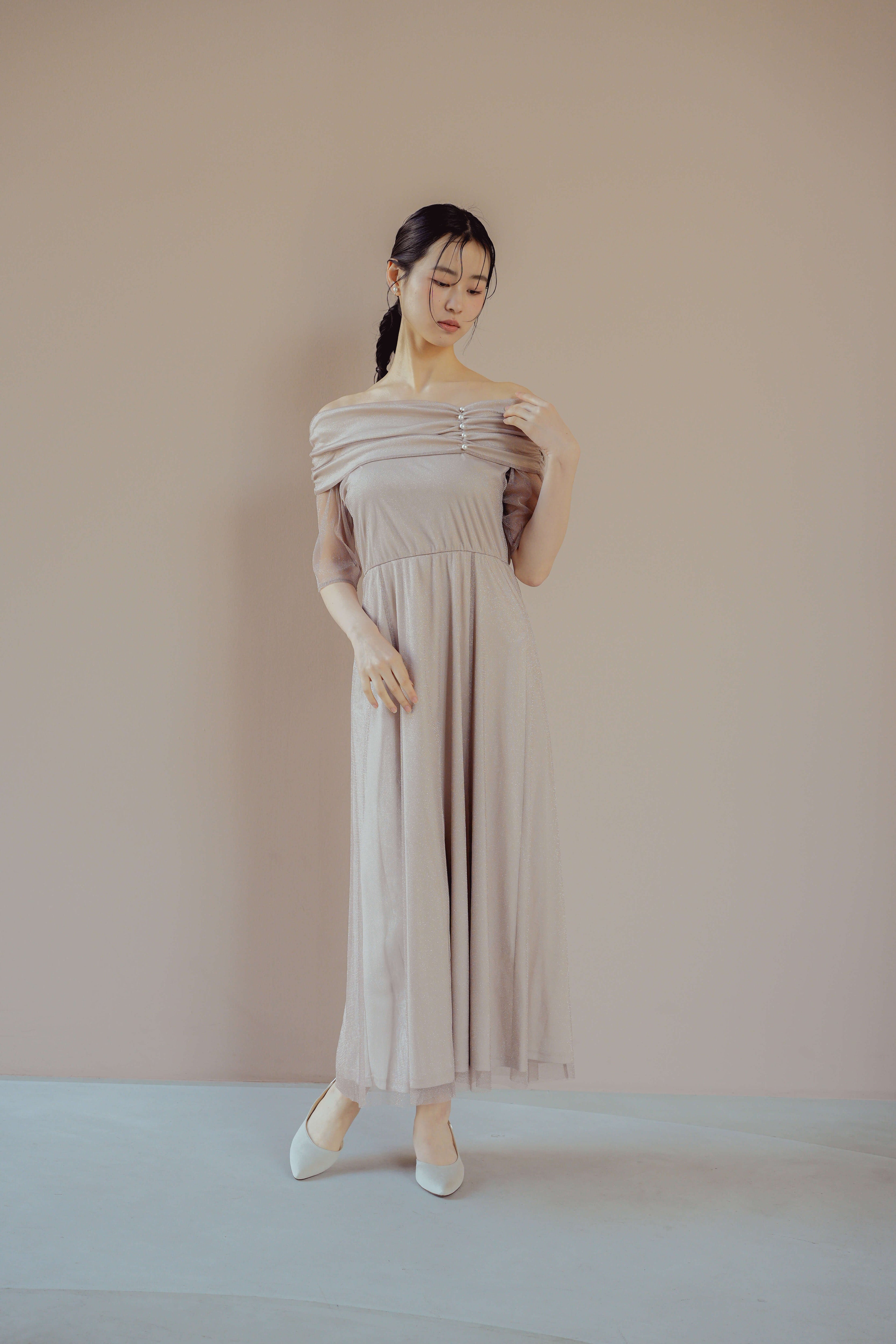 kaene エクラパールオフショルドレス / 101158 結婚式用ドレス pinkbeige | モデル身長170cm 着用サイズM(38)