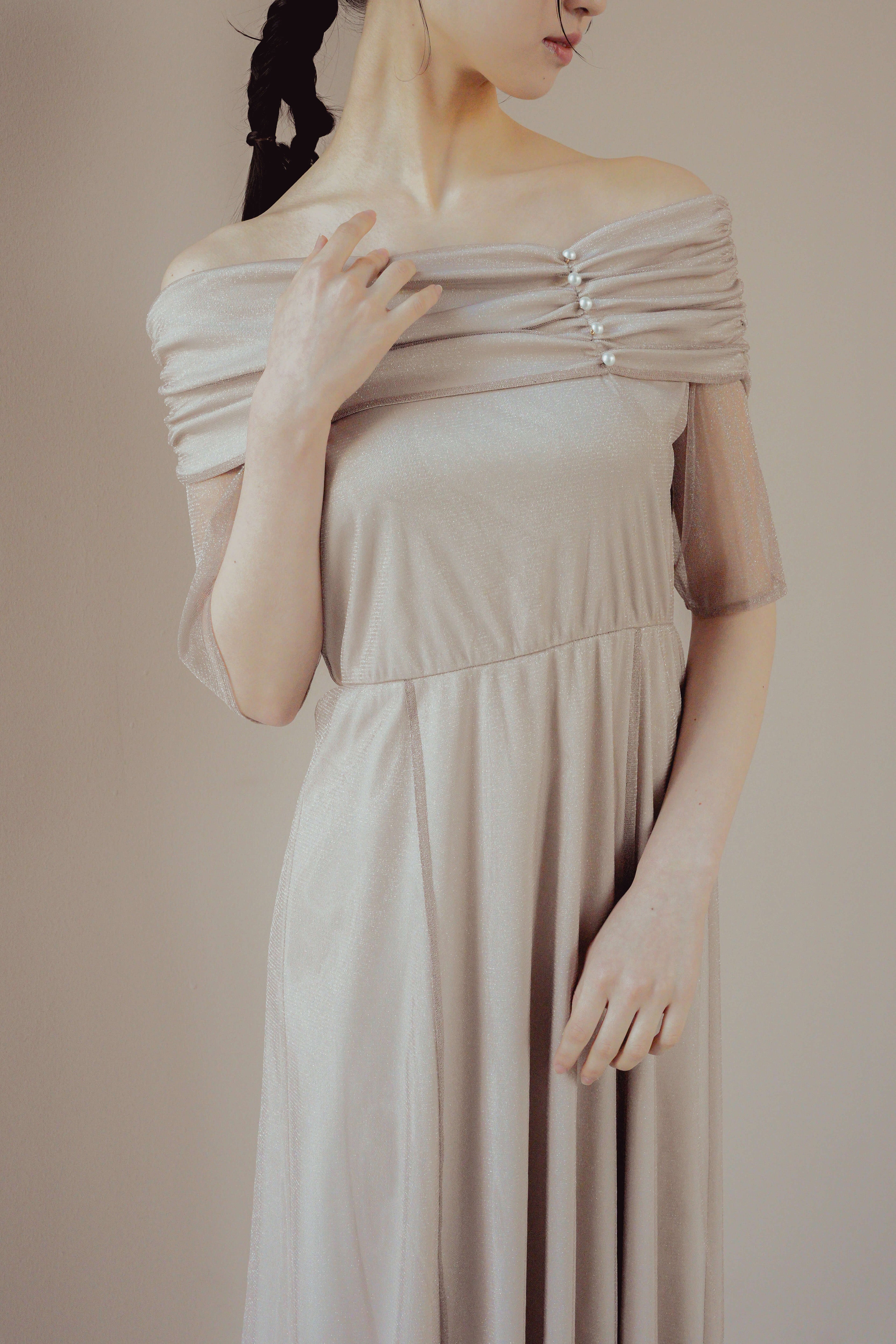 kaene エクラパールオフショルドレス / 101158 結婚式用ドレス pinkbeige | モデル身長170cm 着用サイズM(38)