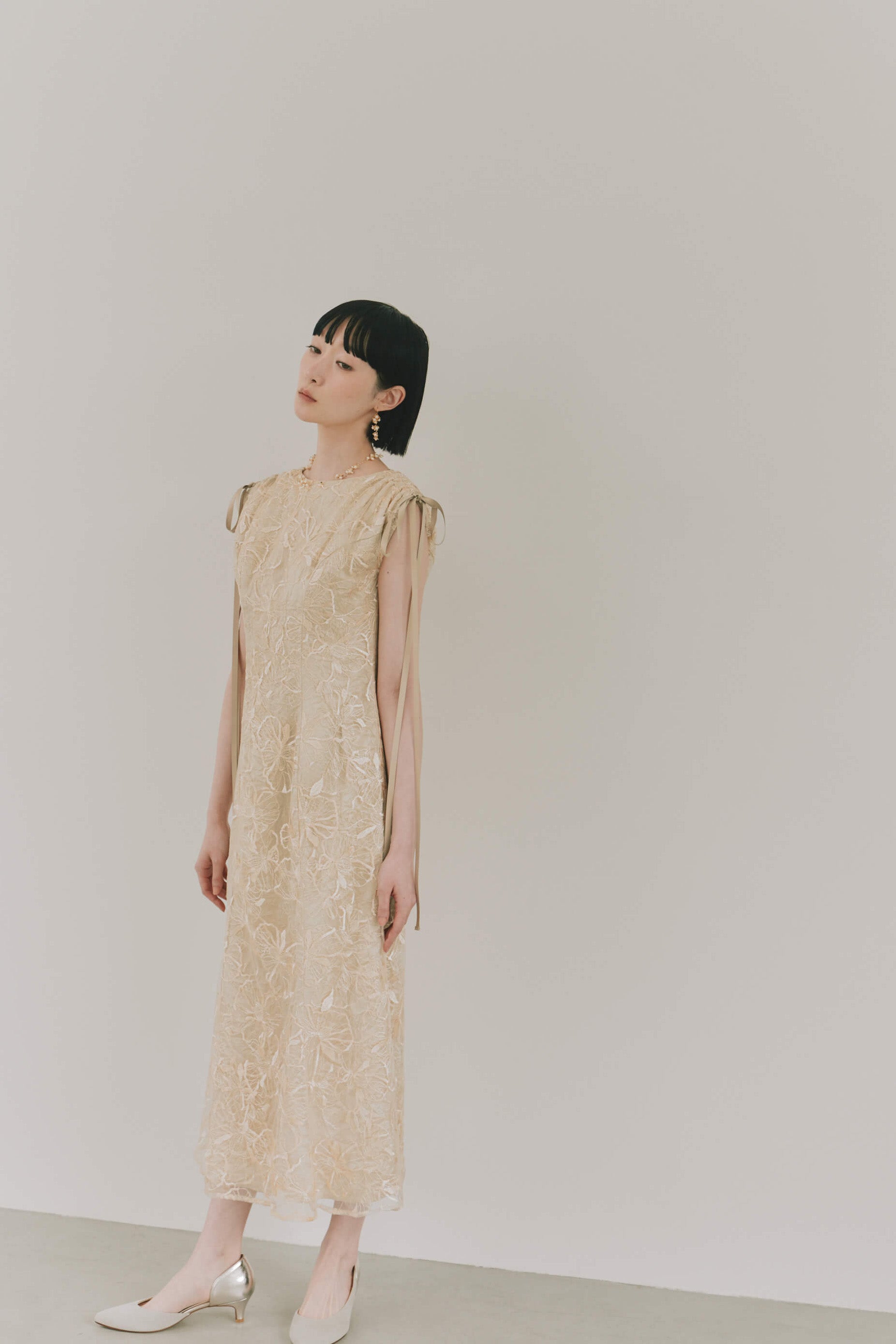 kaene エンボスフラワーリボンドレス / 101164 結婚式ドレス yellow | モデル身長161cm 着用サイズS(36)
