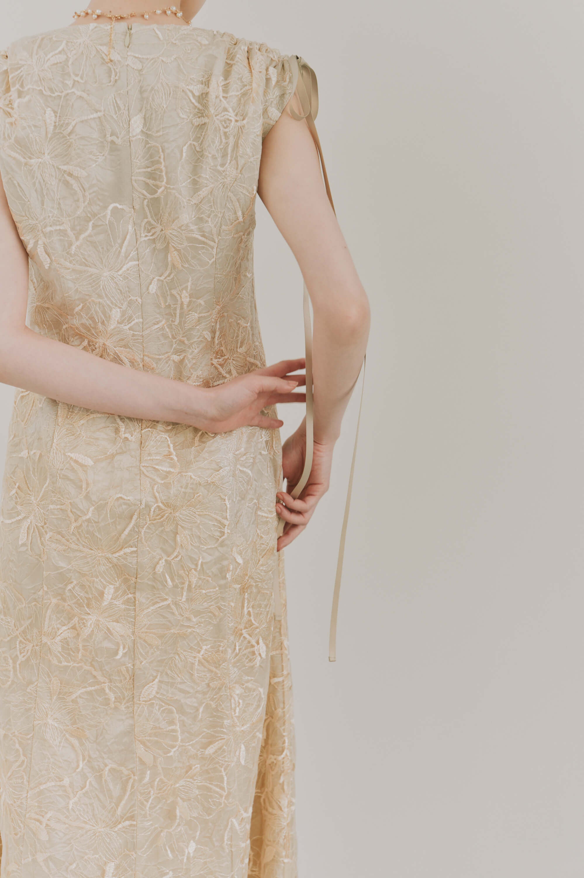 kaene エンボスフラワーリボンドレス / 101164 結婚式ドレス yellow | モデル身長161cm 着用サイズS(36)