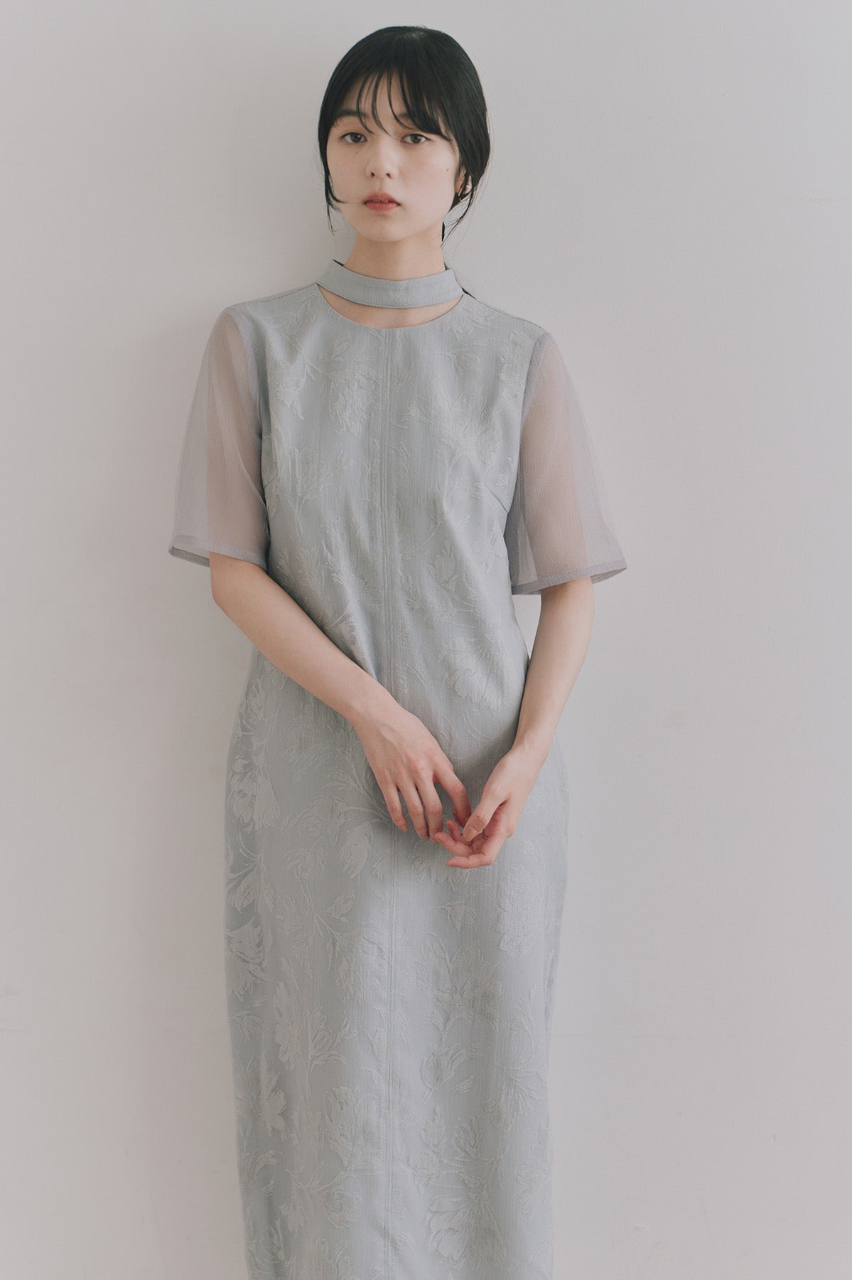 kaene ニュアンスフロッキードレス / 101183 結婚式用ドレス ブルーグレー | モデル身長162cm 着用サイズM(38)