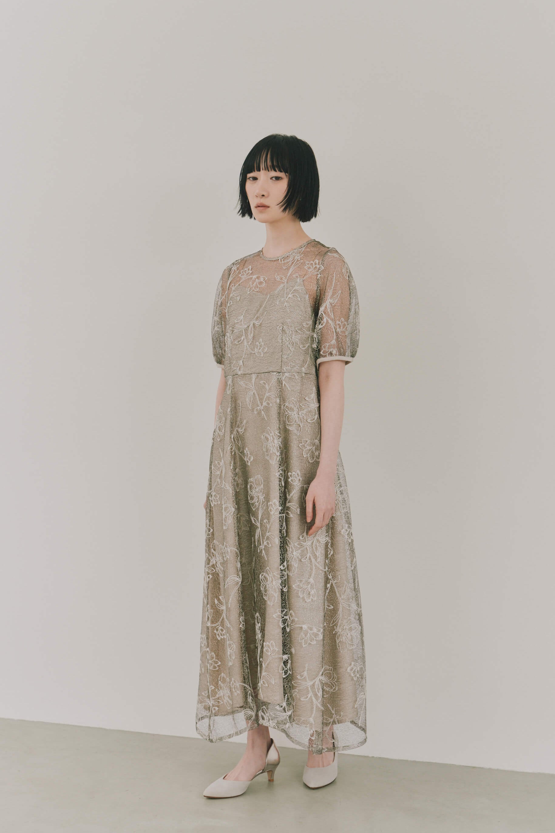 kaene ラインフラワーランダムヘムドレス / 101189 結婚式用ドレス beige | モデル身長161cm 着用サイズS(36) ※beige着用