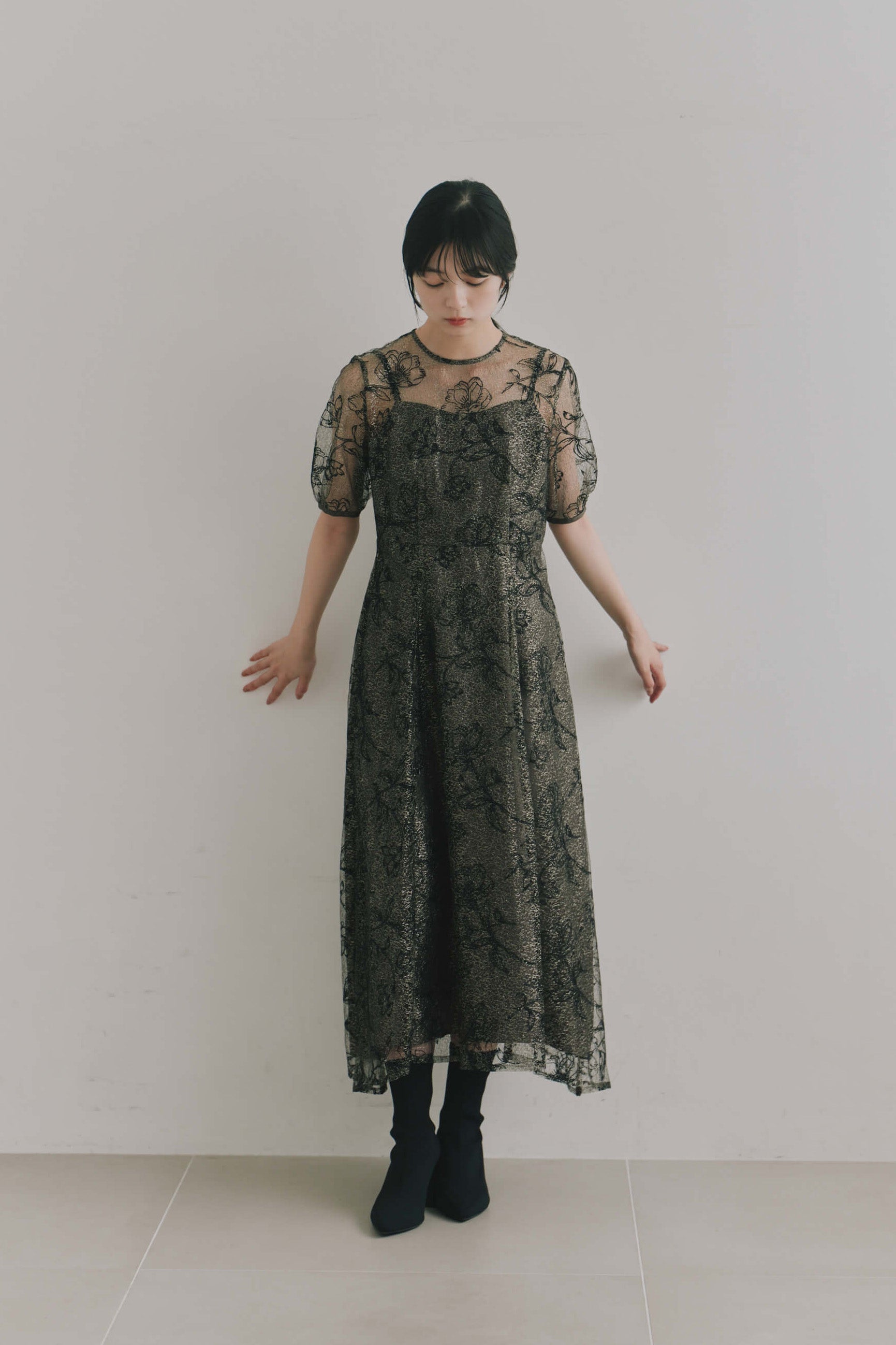 kaene ラインフラワーランダムヘムドレス / 101189 結婚式用ドレス black | モデル身長162cm 着用サイズS(36)